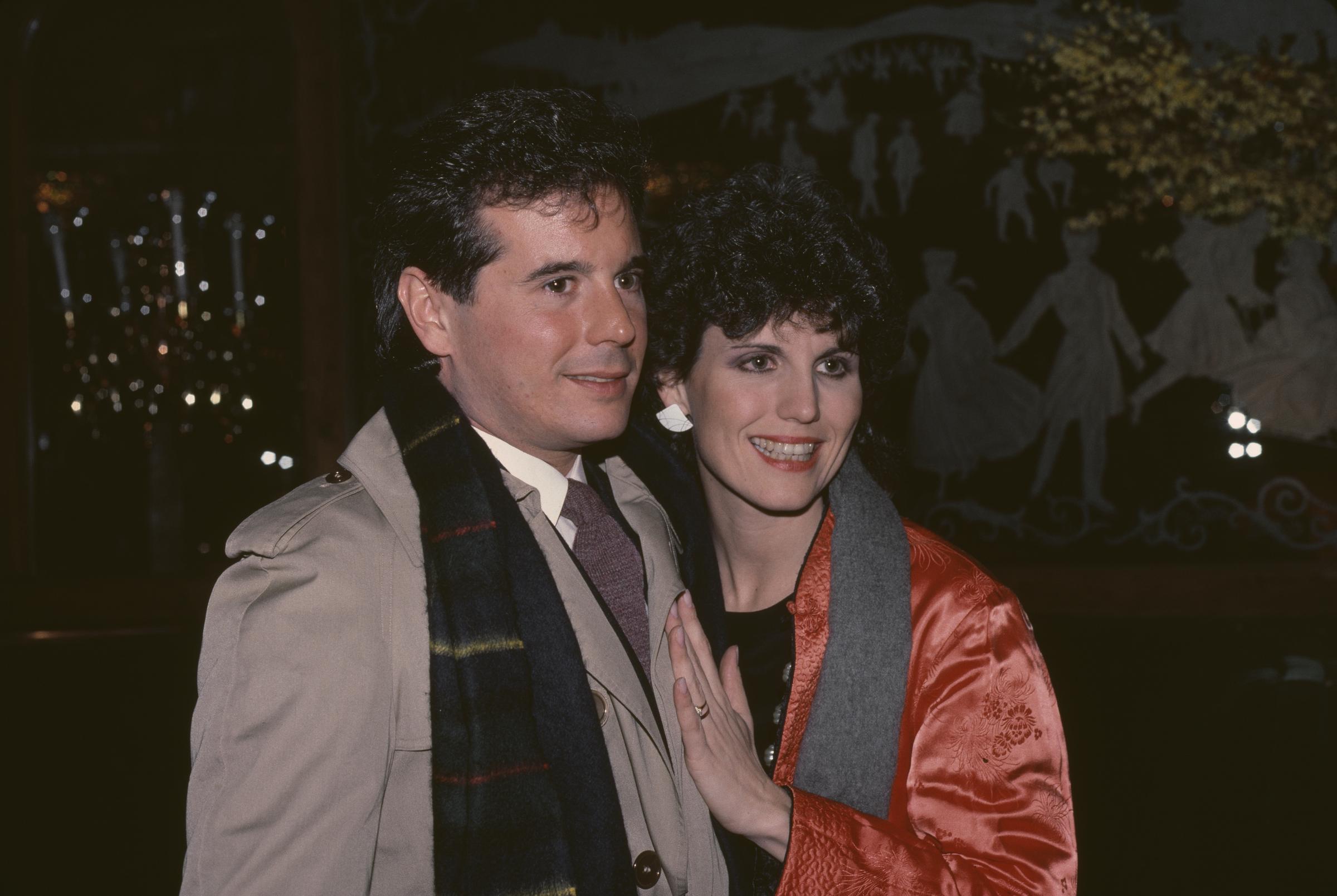 Lucie y Desi Arnaz Jr. posando juntos, hacia 1980 | Fuente: Getty Images