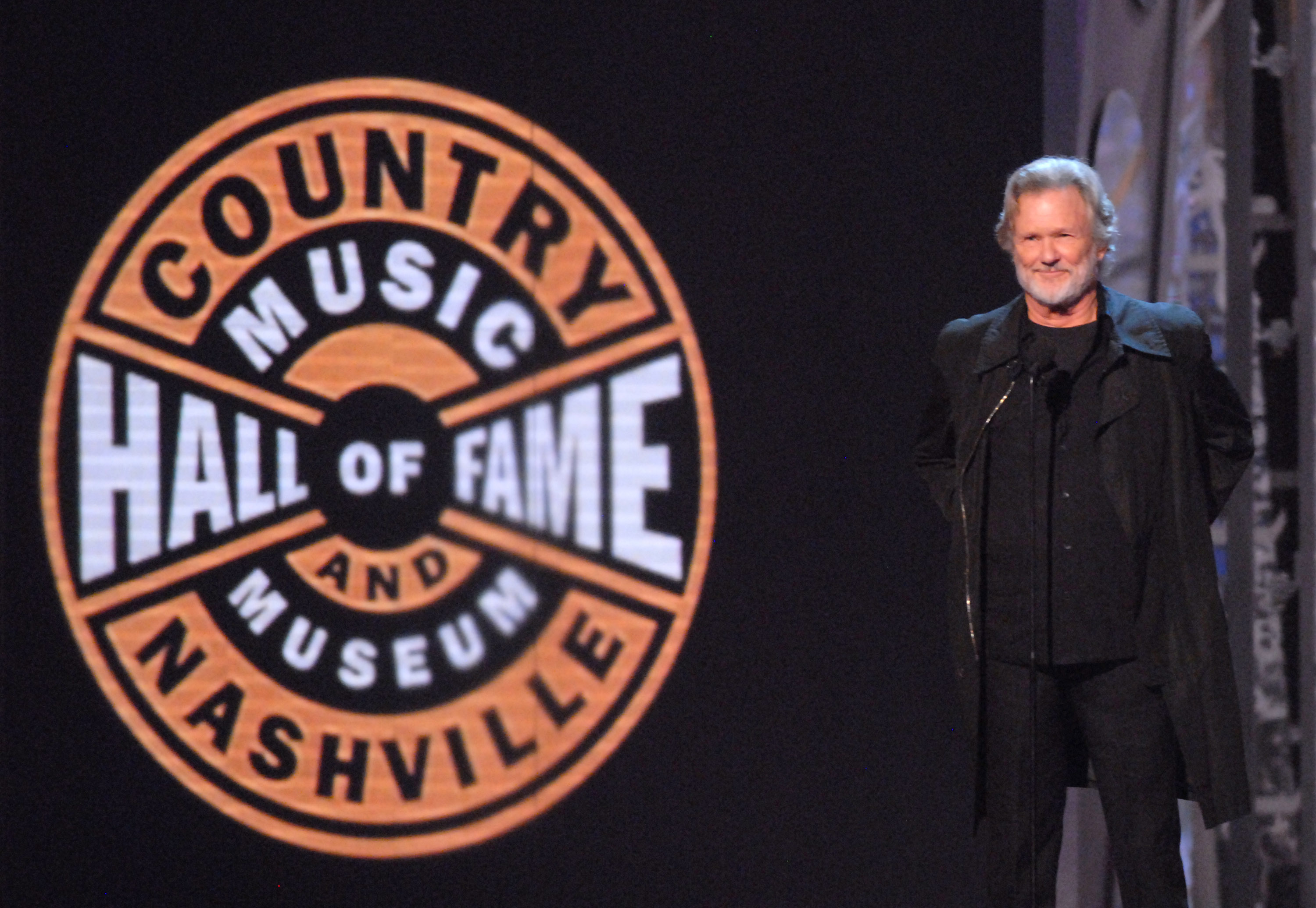 Kris Kristofferson presenta al miembro del Salón de la Fama de la Música Country George Strait en Nashville, Tennessee, el 6 de noviembre de 2006 | Fuente: Getty Images