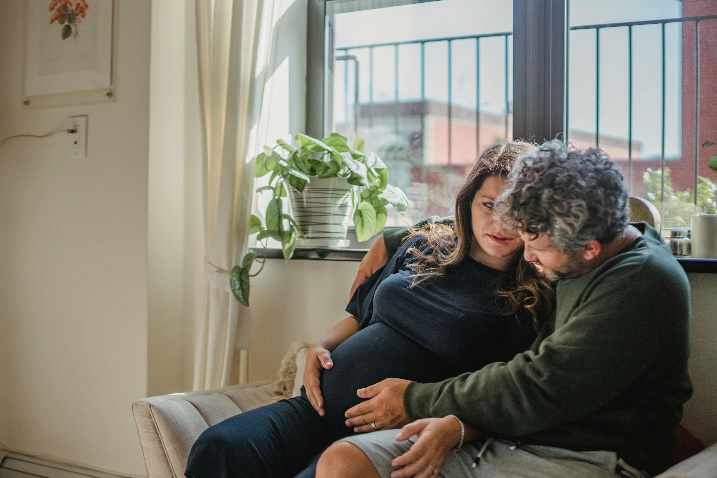 Una pareja de embarazadas sentadas juntas | Fuente: Pexels