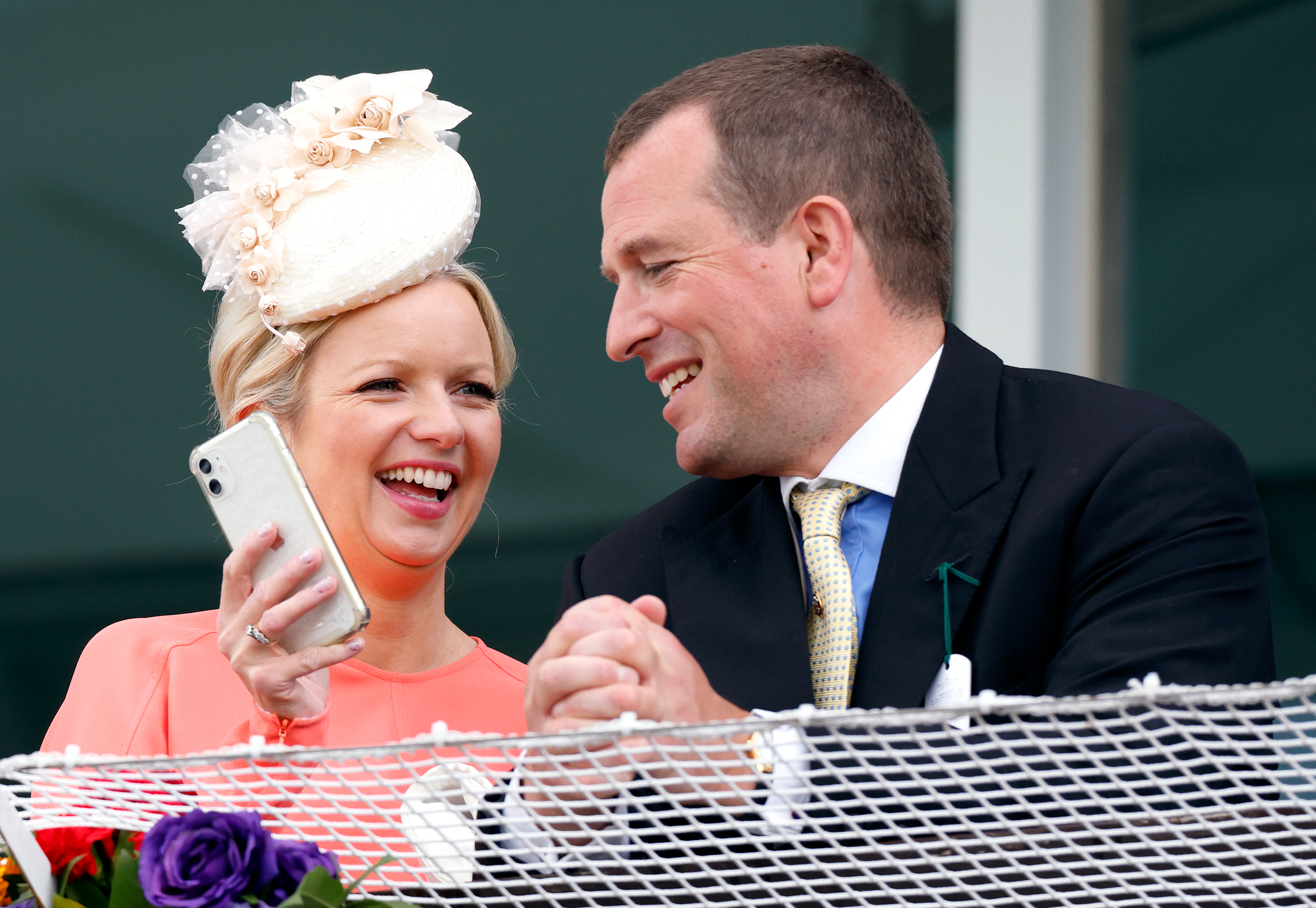 Lindsay Wallace y Peter Phillips viendo la carrera desde el palco real en The Epsom Derby en el hipódromo de Epsom el 4 de junio de 2022 | Fuente: Getty Images