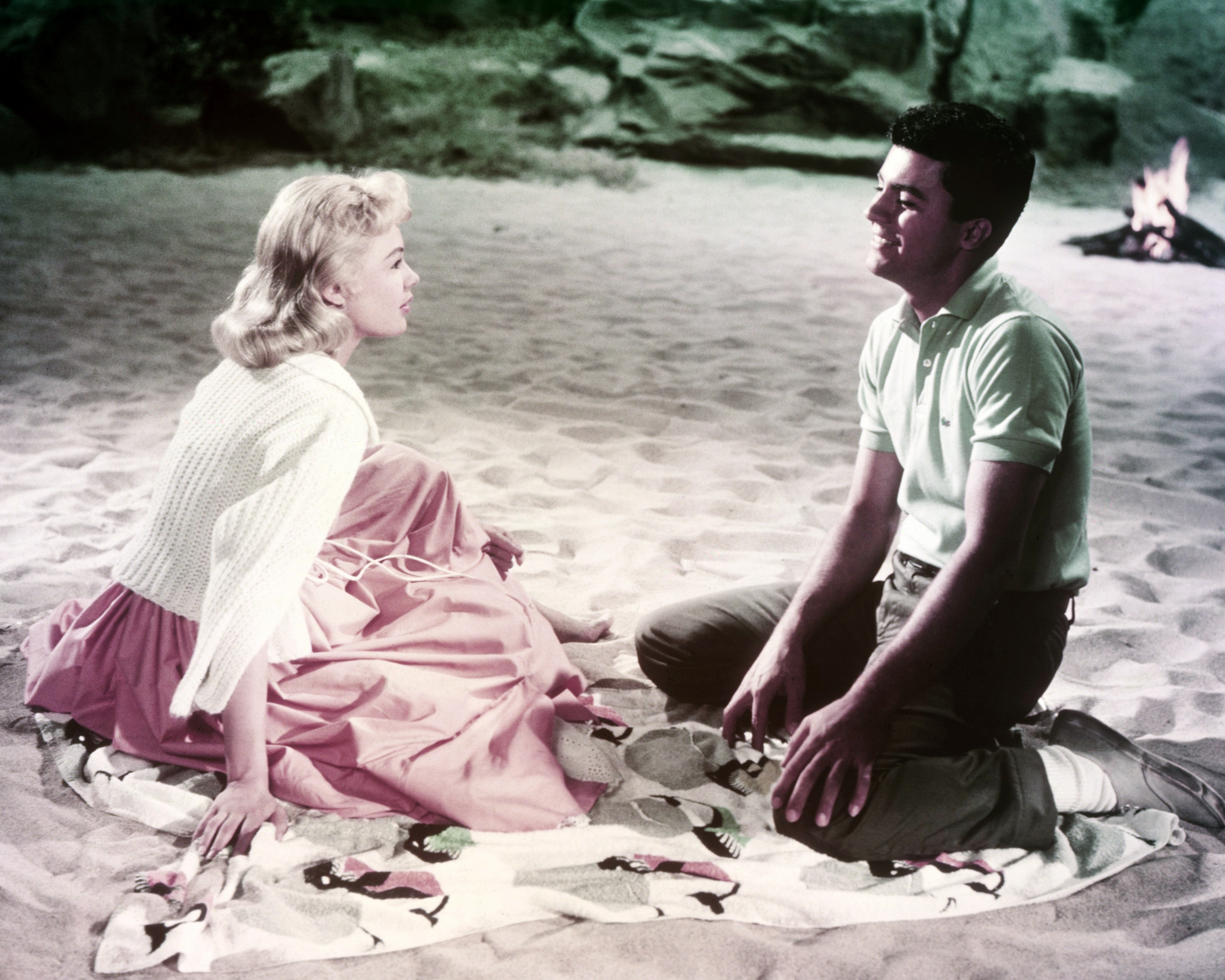 Sandra Dee y James Darren en una escena de "Gidget" en 1959. | Fuente: Getty Images