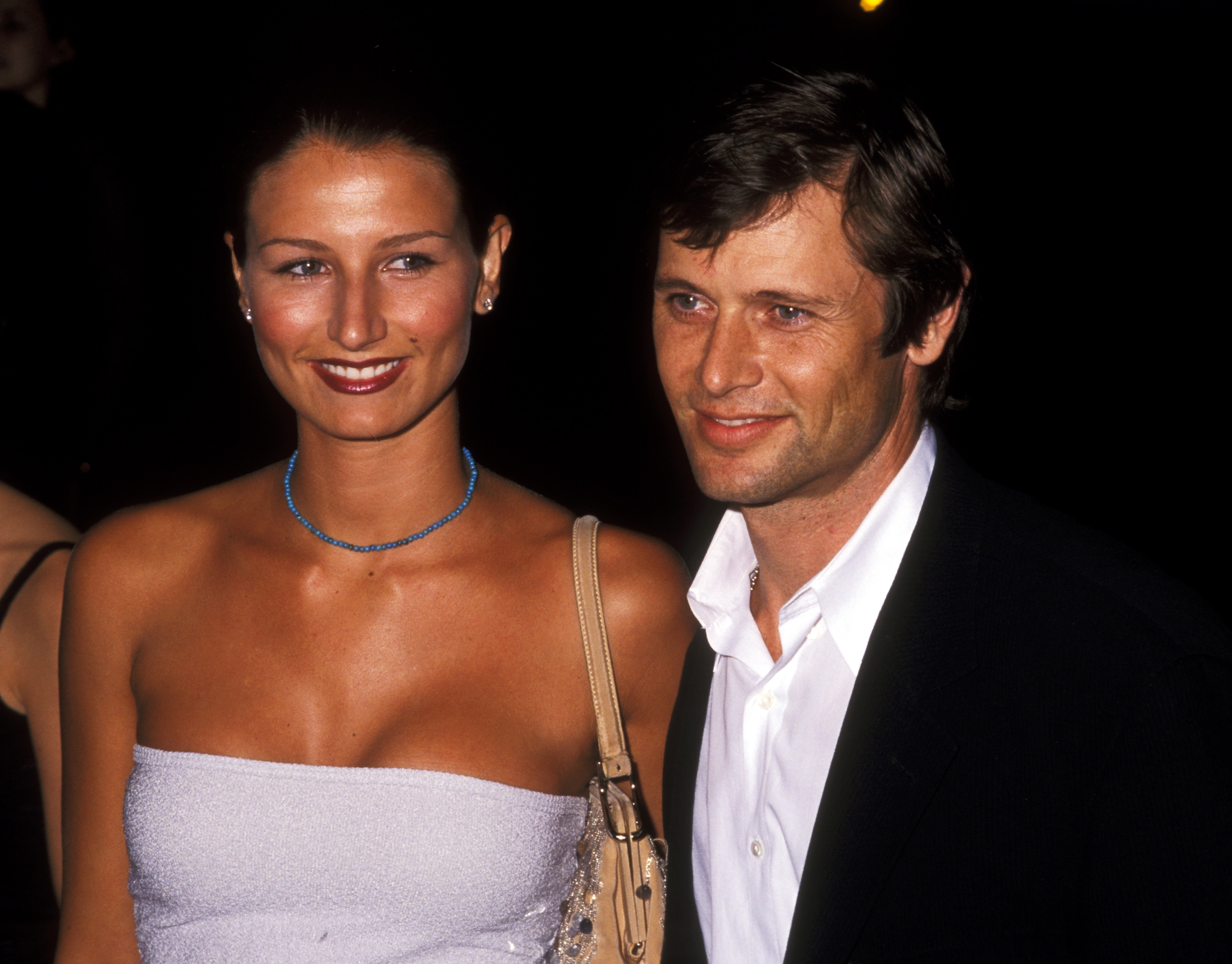 El actor posa con un amigo durante la 16ª edición de los MTV Video Music Awards el 9 de septiembre de 1999 | Fuente: Getty Images