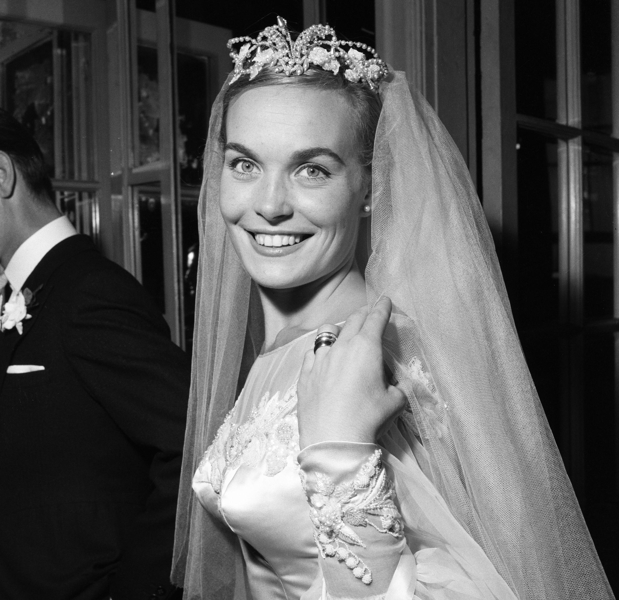 Shirley Eaton se casa en St Mary's, Kenton, Middlesex, el 5 de agosto de 1957. | Fuente: Getty Images