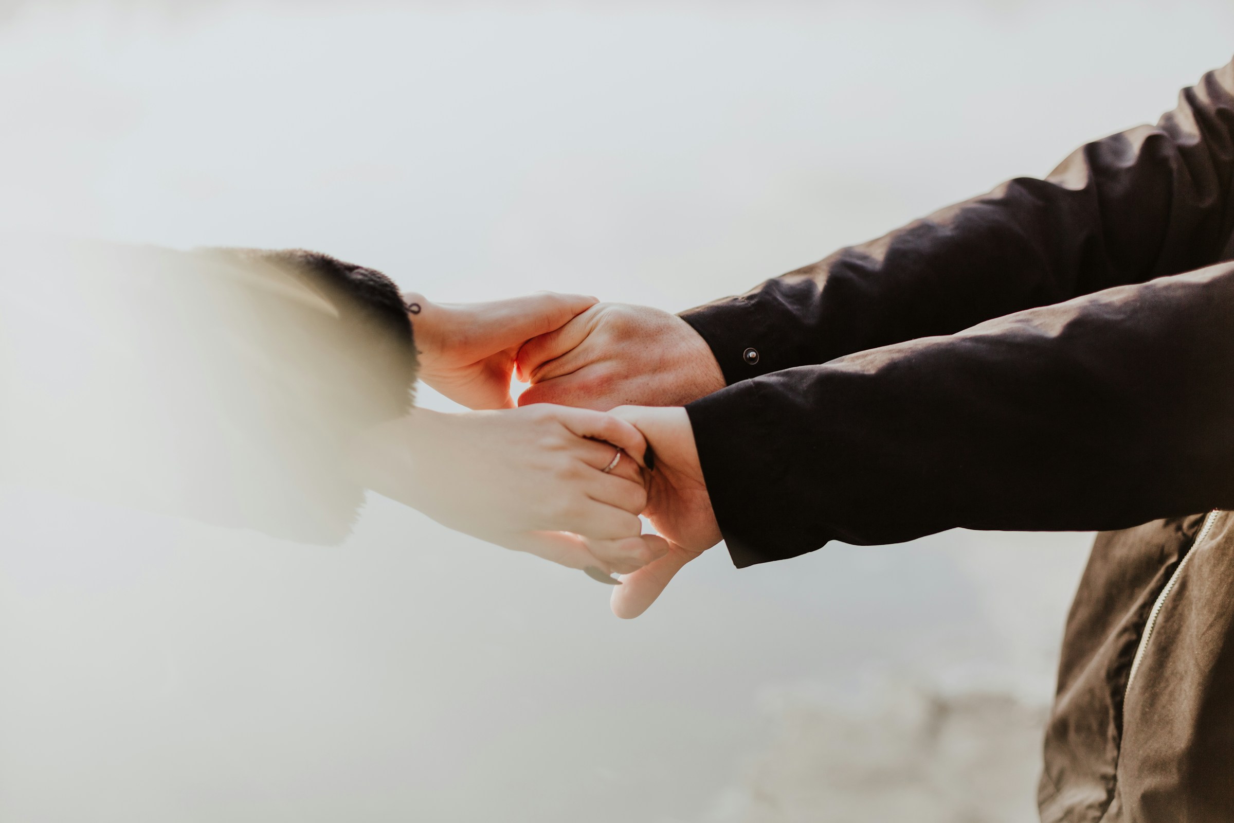 Una pareja tomada de la mano | Fuente: Unsplash