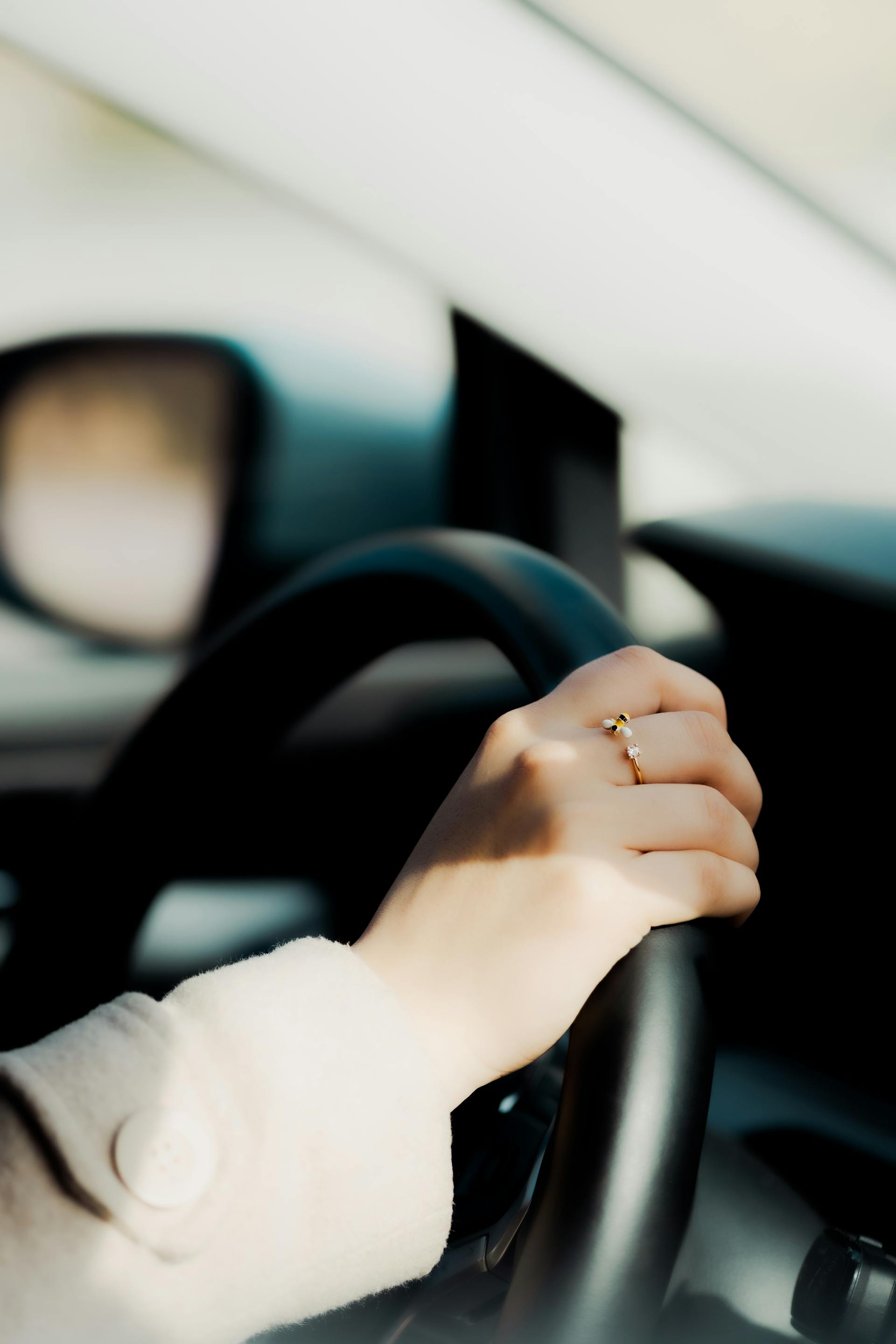 Primer plano de la mano de una mujer sobre el volante de un Automóvil | Fuente: Pexels