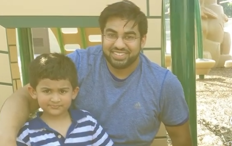 Aziz Khan con su padre Abdul. | Foto: Instagram/ncmec