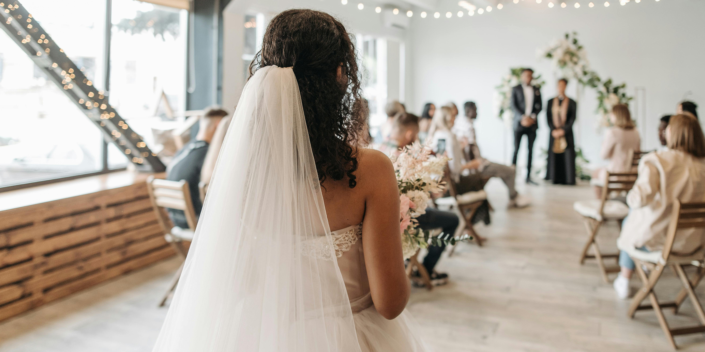 Una novia yendo al altar | Fuente: Pexels