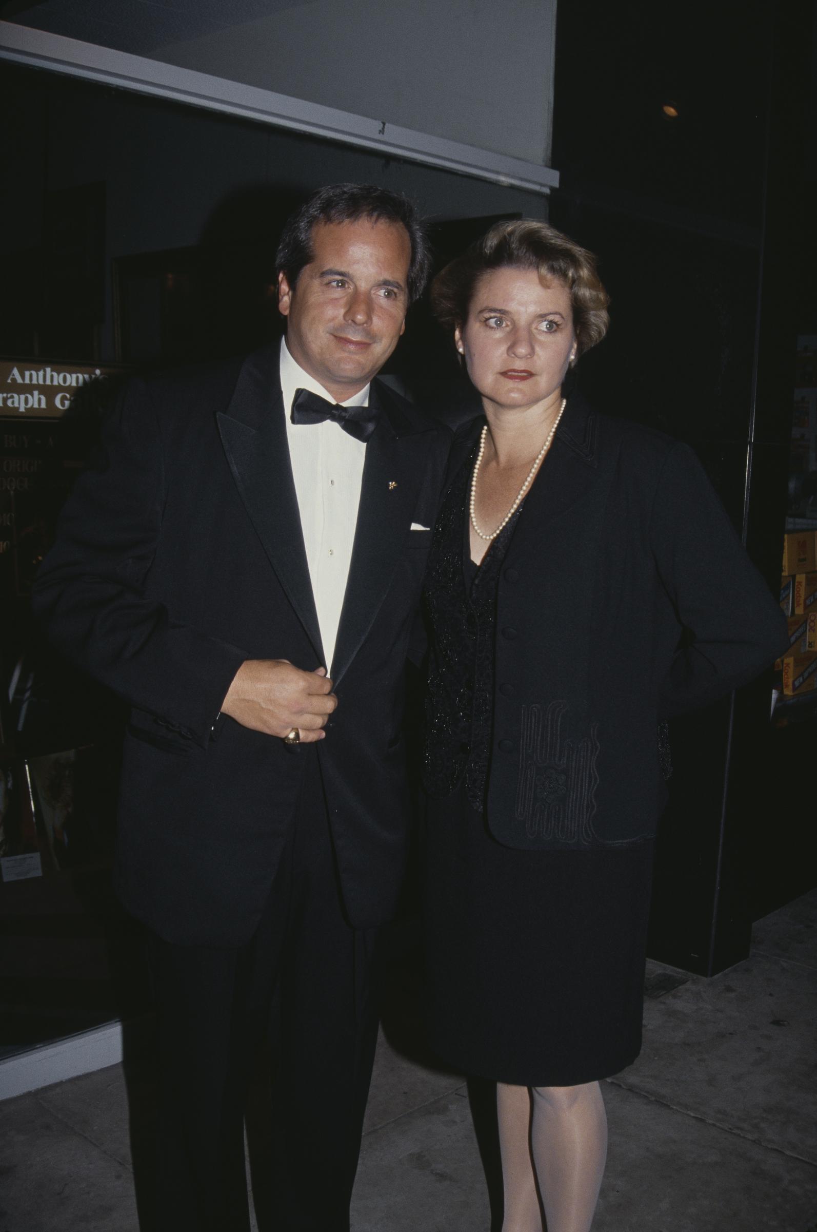 Desi Arnaz Jr. con su esposa Amy, hacia 1995 | Fuente: Getty Images