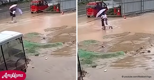 Chicas iban caminando bajo la lluvia cuando de repente cayeron en hoyo escondido