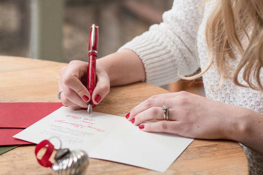 Mujer escribiendo una carta. | Foto: Shutterstock