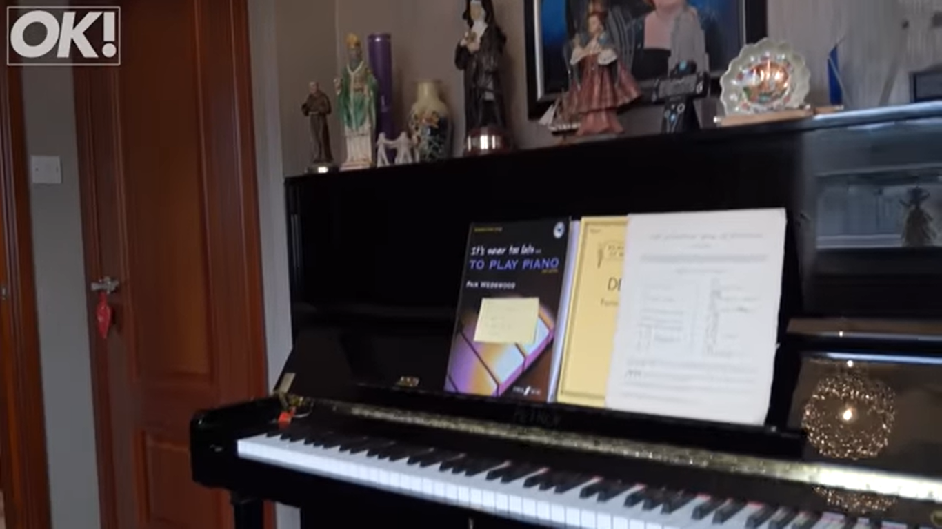 La habitación del piano de Susan Boyle en la casa de su infancia en Blackburn, Escocia | Fuente: YouTube/OK!MagazineUK