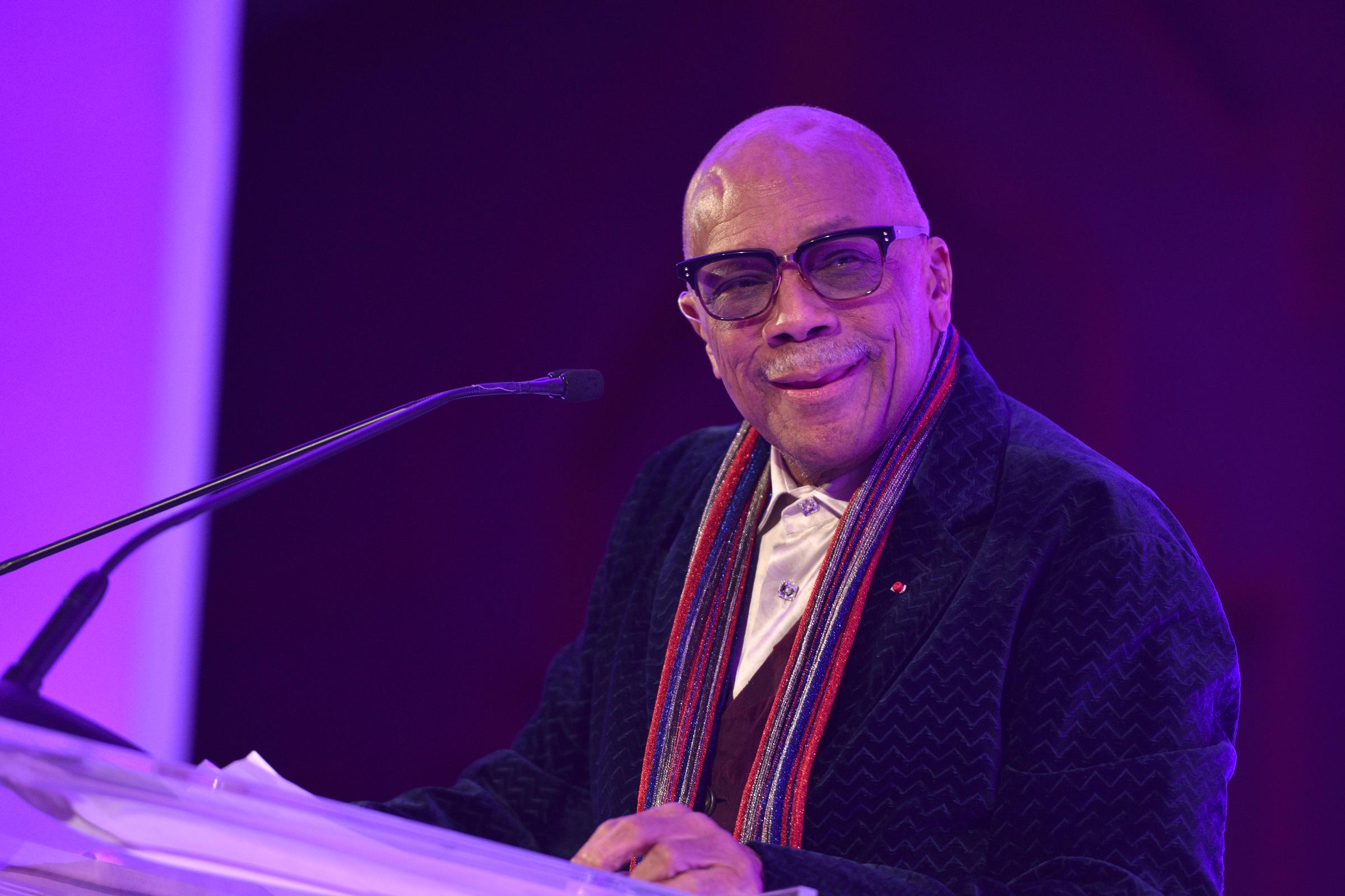 Quincy Jones entrega a Amanda Booth el Premio Quincy Jones a la Defensa Excepcional en el Desfile de Moda Be Beautiful Be Yourself de la Fundación Global del Síndrome de Down en Denver, Colorado, el 2 de noviembre de 2019 | Fuente: Getty Images