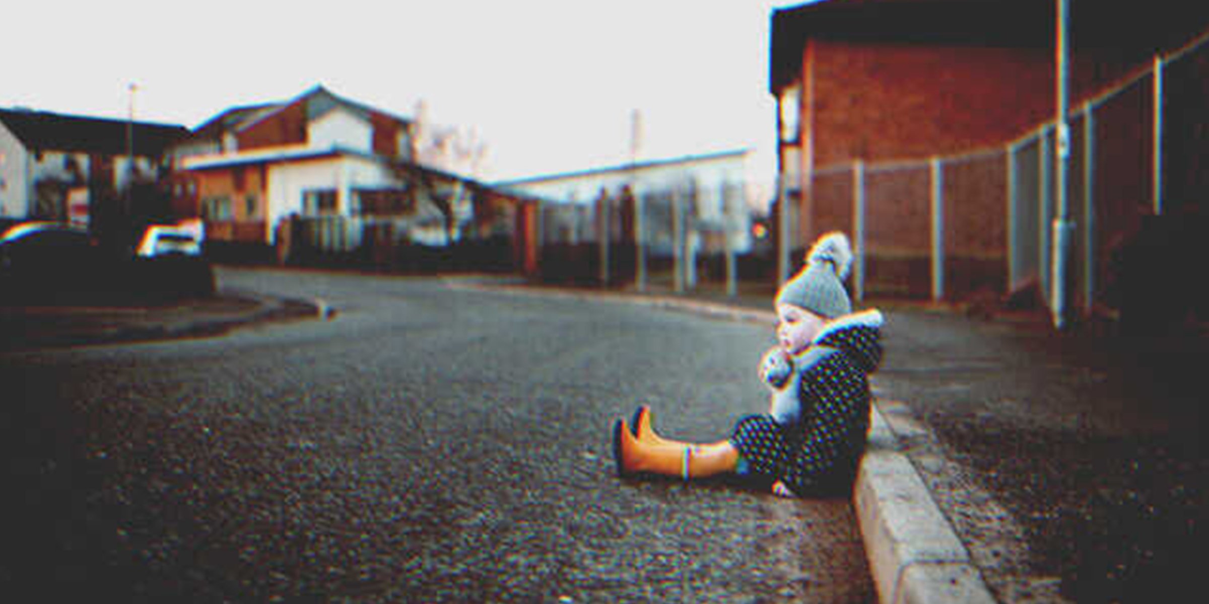Una niña sentada sola en la calle | Foto: Getty Images