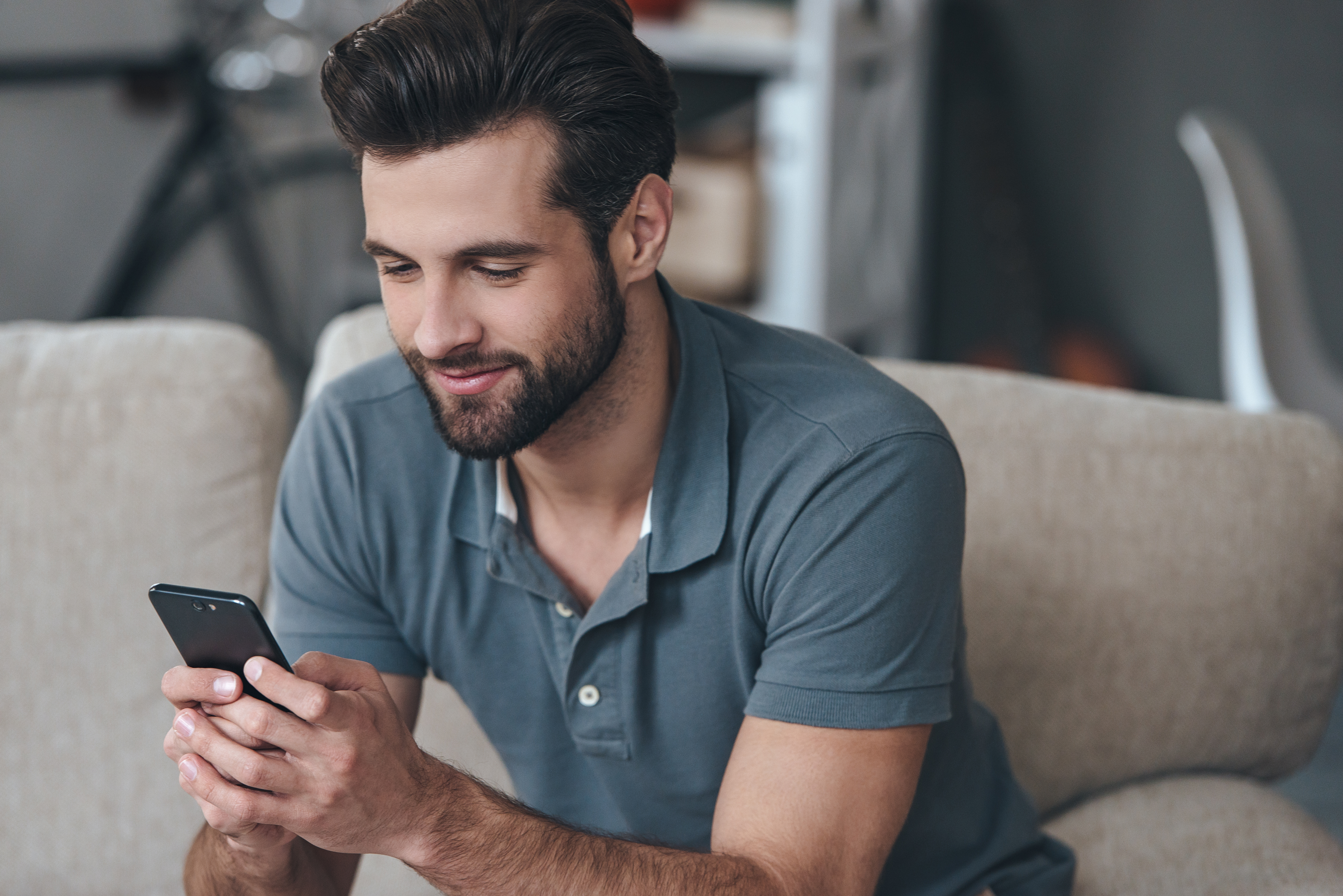 Un hombre enviando un mensaje de texto. | Foto: Shutterstock