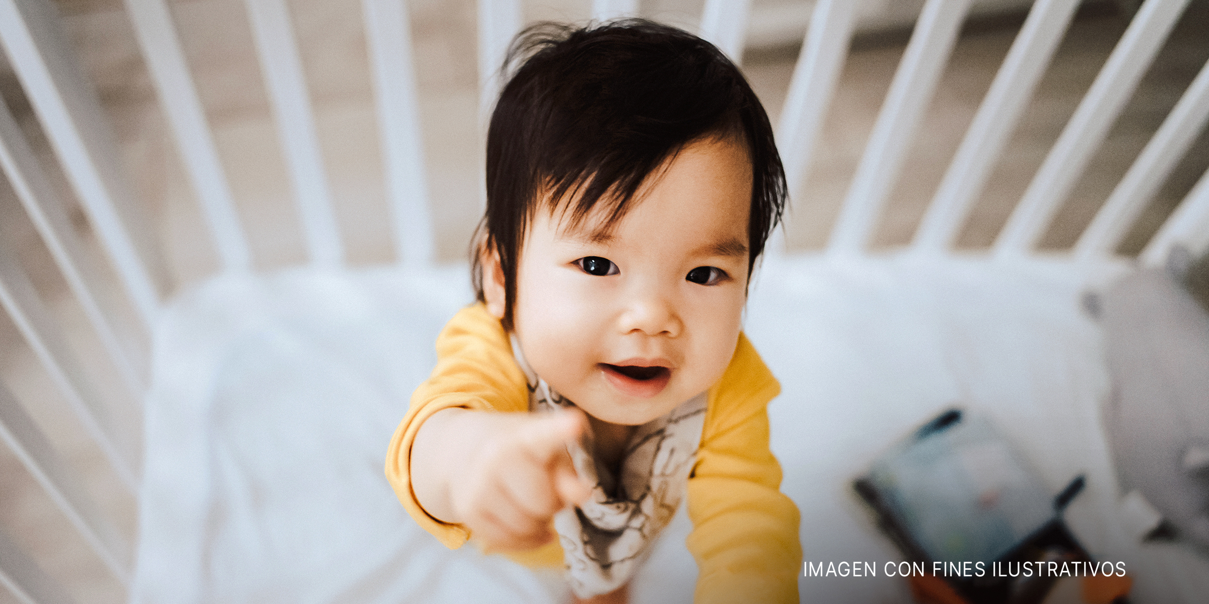 Bebé asiático mirando a la cámara | Foto: Getty Images