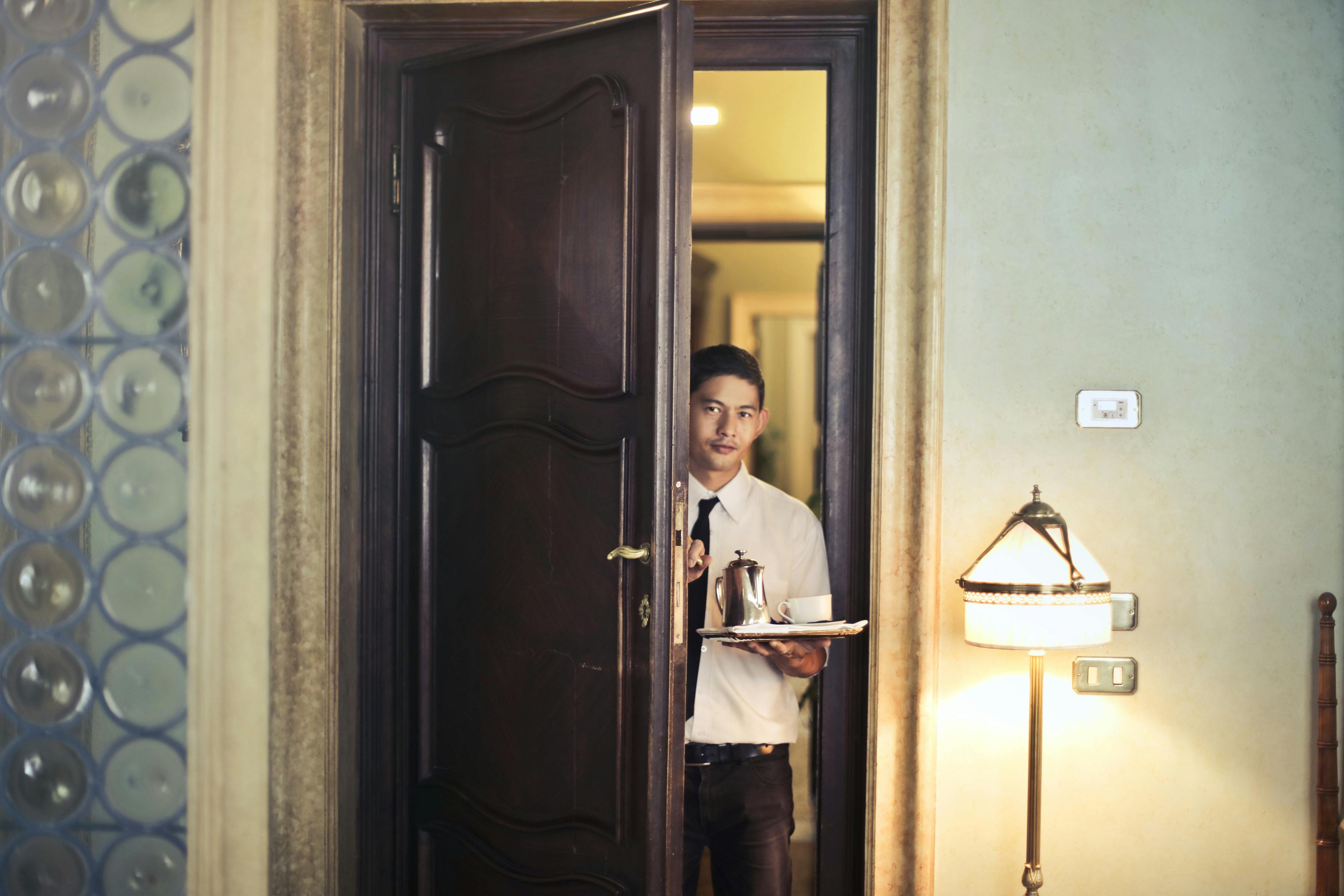 Director de hotel entrando en una habitación | Fuente: Pexels