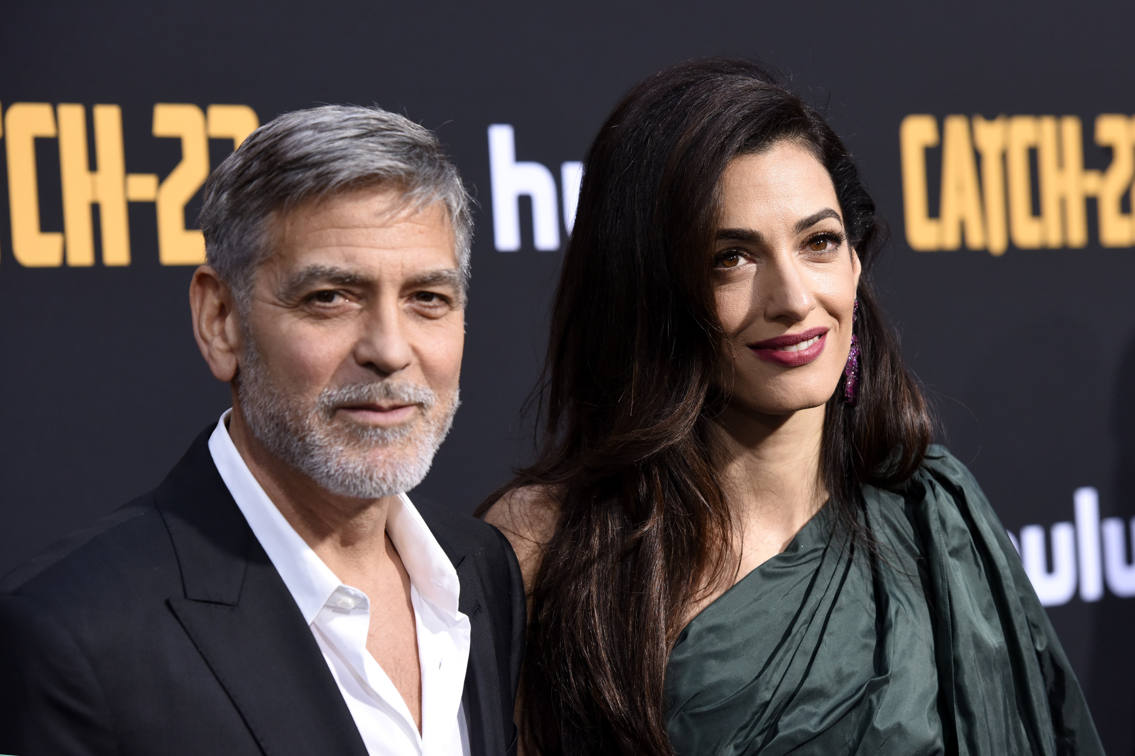 George y Amal Clooney asisten al estreno de "Catch-22" en Hollywood, California. | Foto: Getty Images