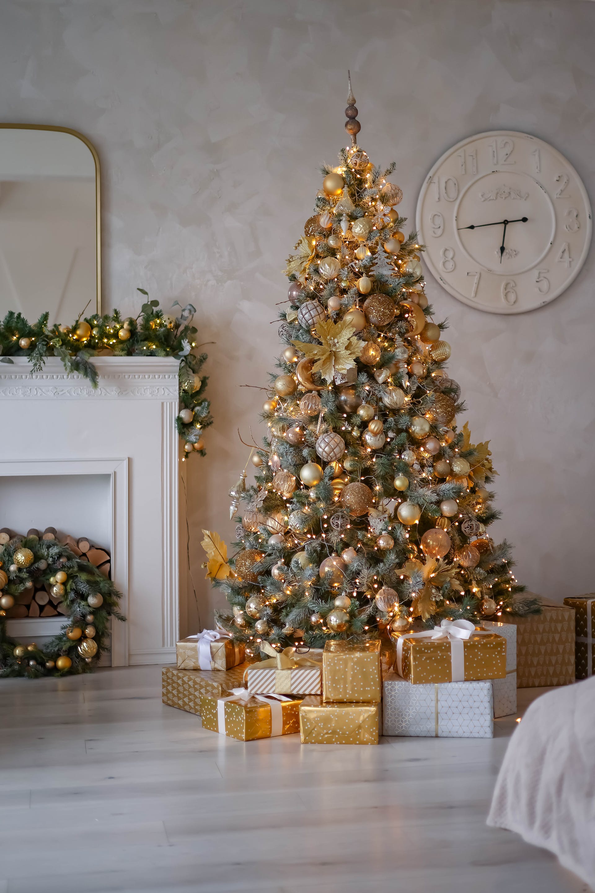 Un árbol de Navidad con regalos | Fuente: Pexels