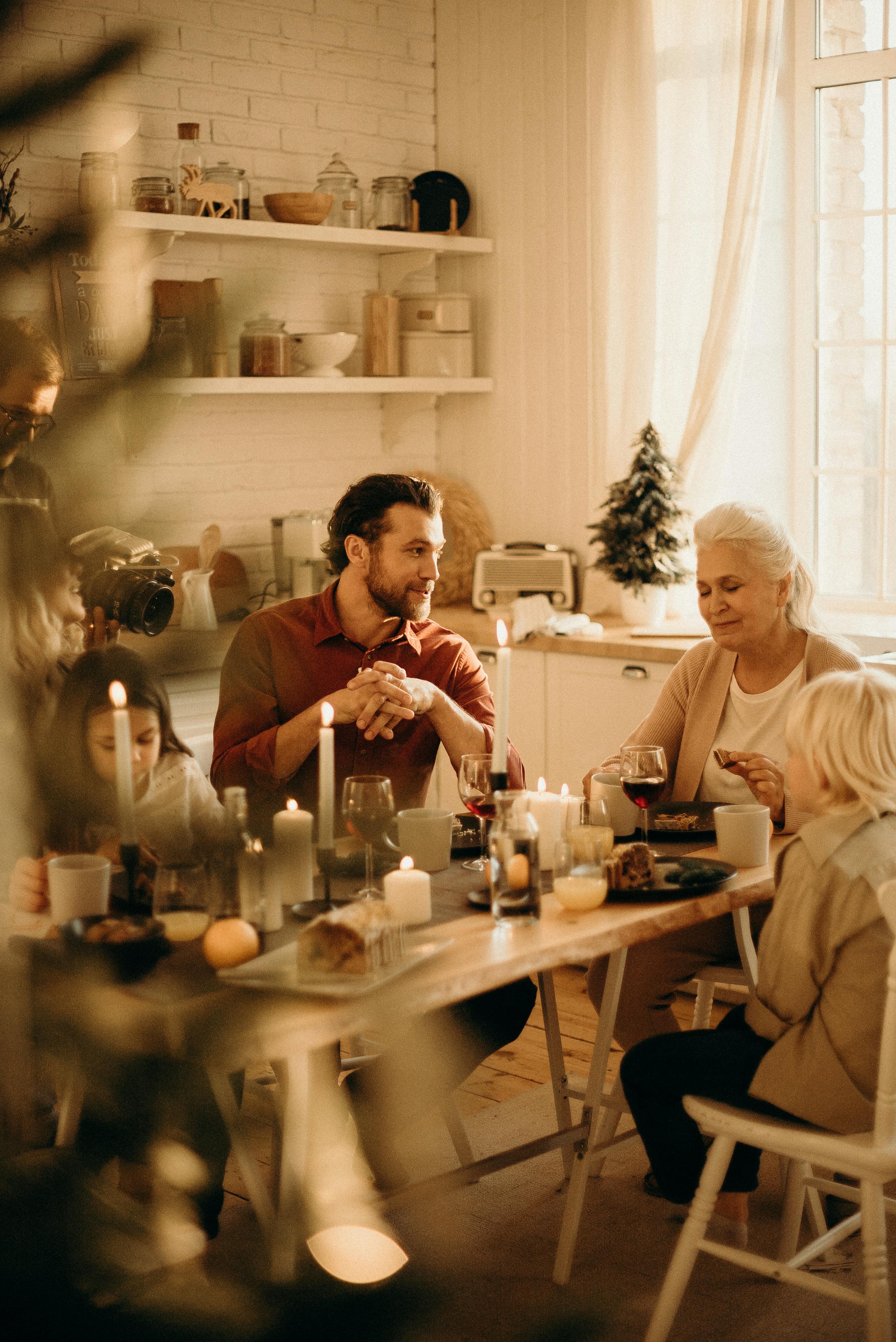 Una familia reunida para comer | Fuente: Pexels