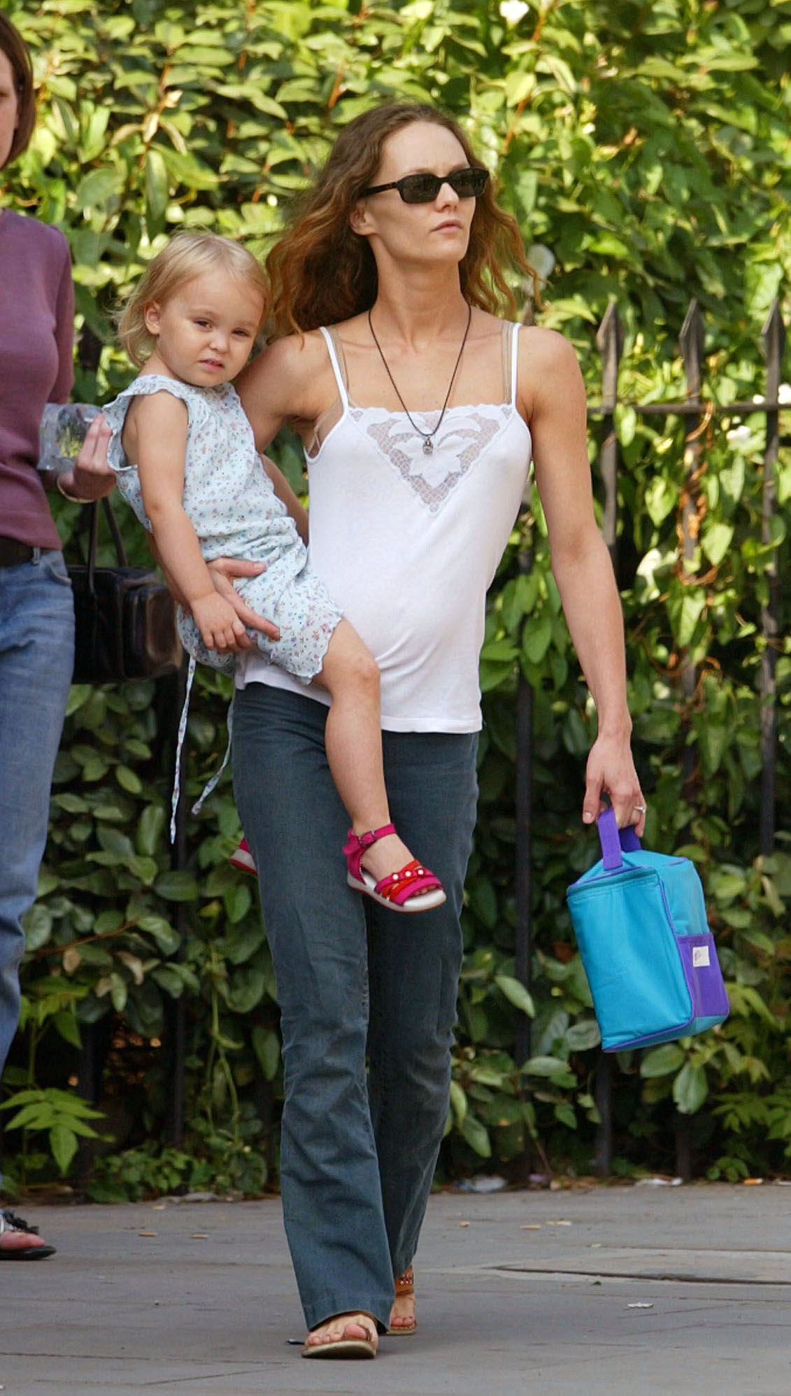 Vanessa Paradis y Lily-Rose Depp de picnic en un parque de Londres, el 14 de julio de 2002 | Fuente: Getty Images