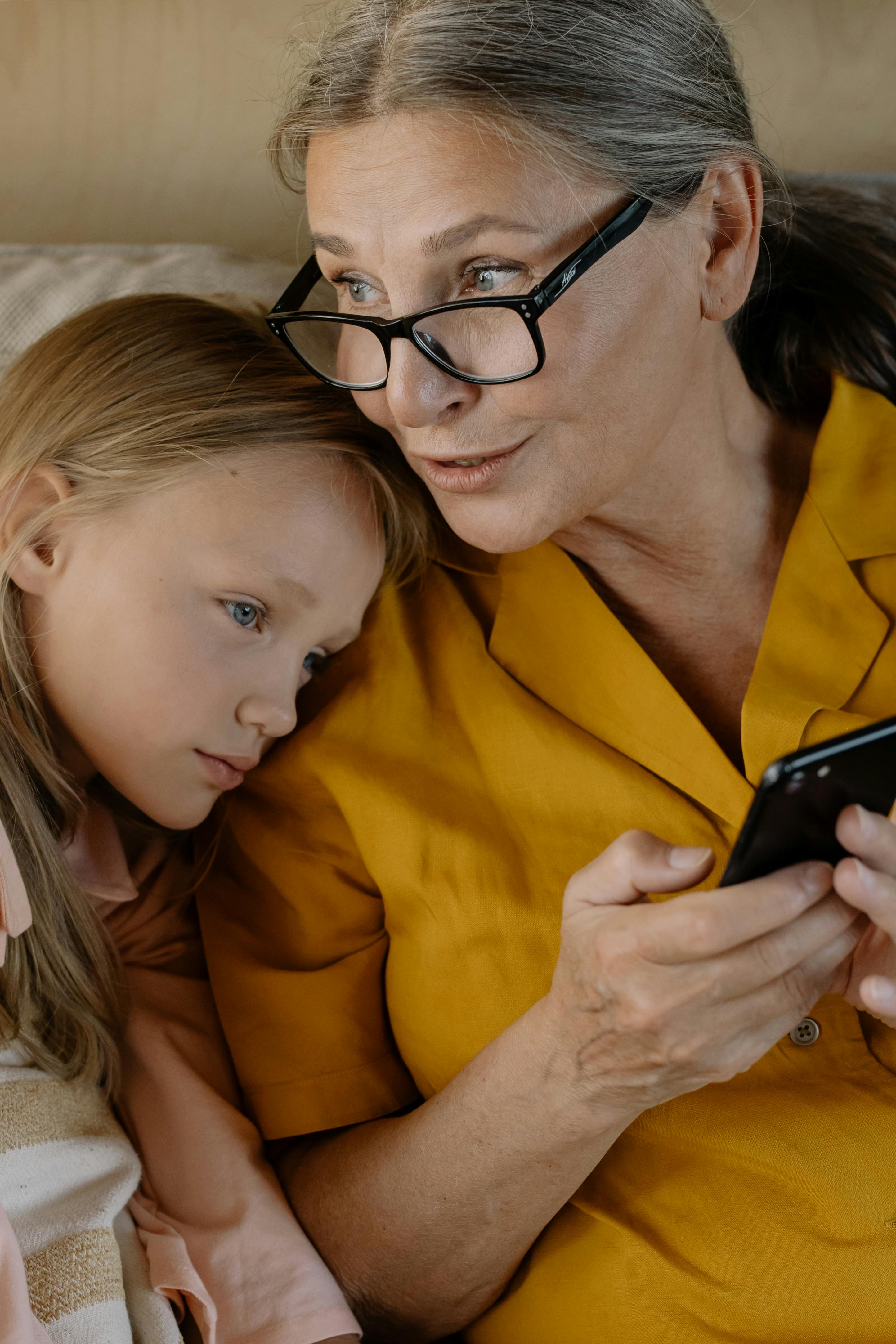 Una niña apoyada en su abuela | Fuente: Pexels