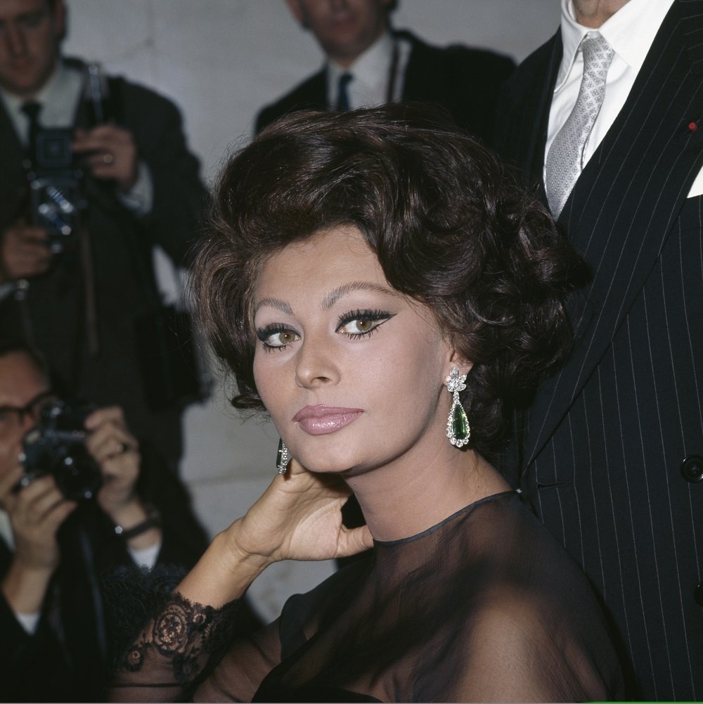 1 de noviembre de 1965: Sophia Loren posa para los fotógrafos en el Savoy Hotel, Londres. | Imagen: Getty Images