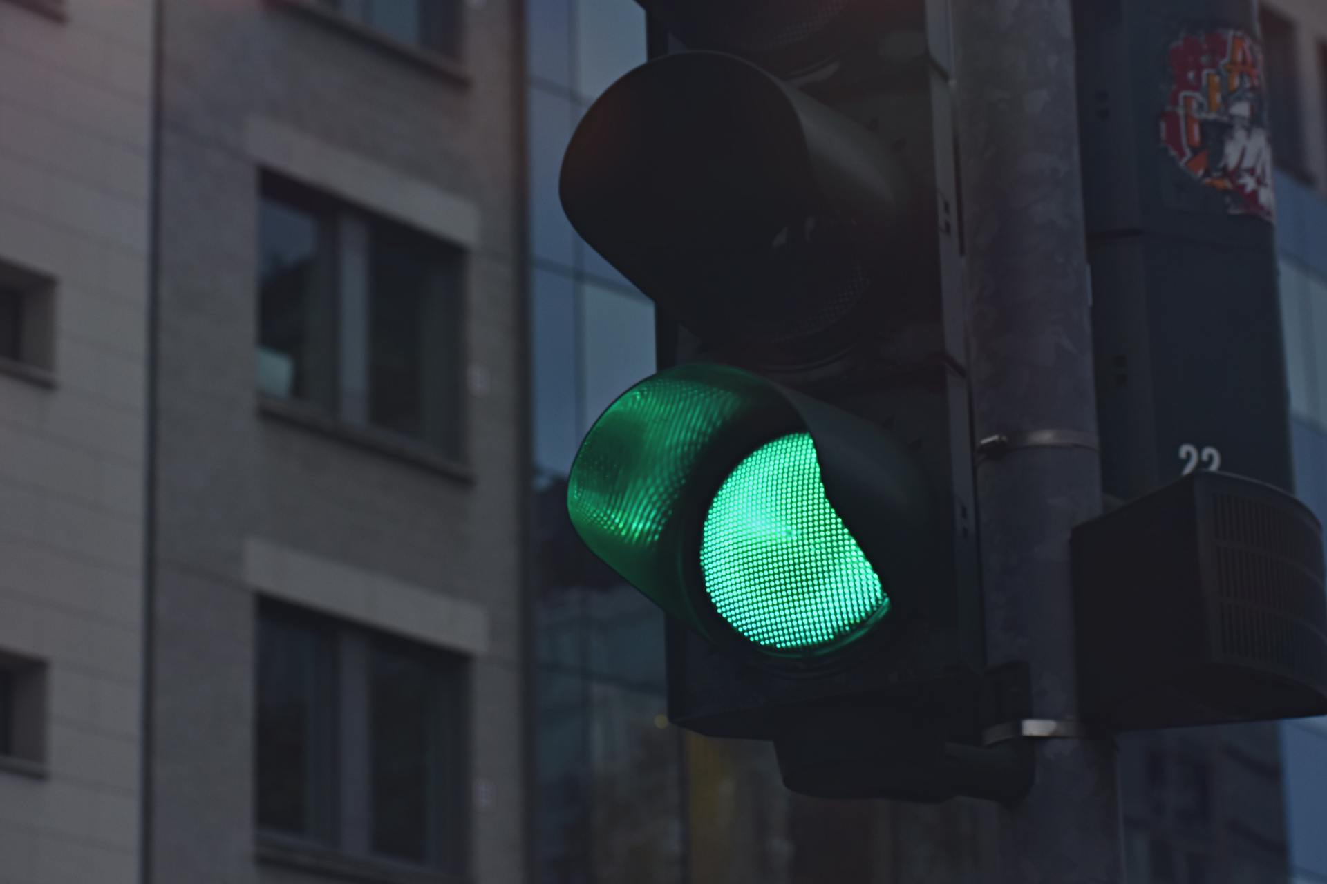 Un semáforo mostrando una señal verde | Fuente: Pexels