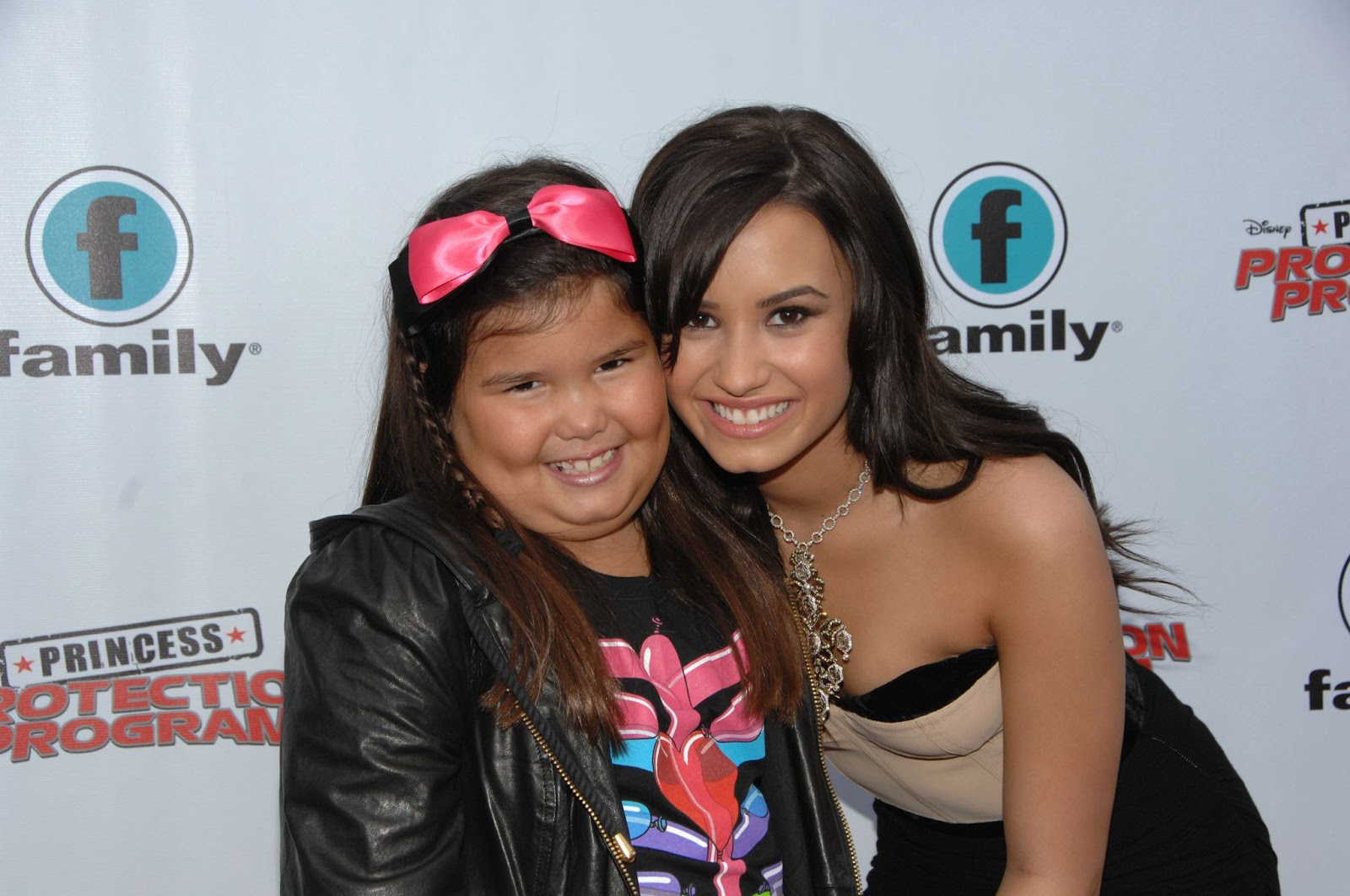 La estrella de "Desperate Housewives" y Demi Lovato en el estreno de "Princess Protection Program" el 18 de junio de 2009, en Toronto, Canadá | Fuente: Getty Images