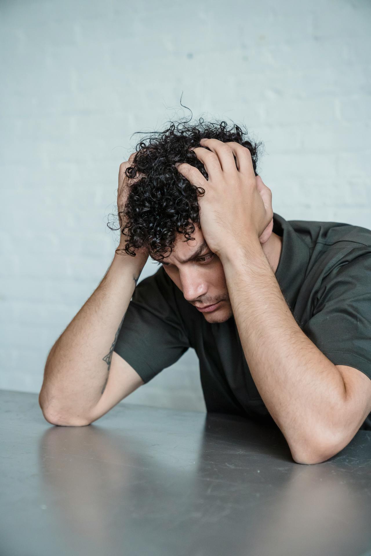 Un hombre deprimido | Fuente: Pexels