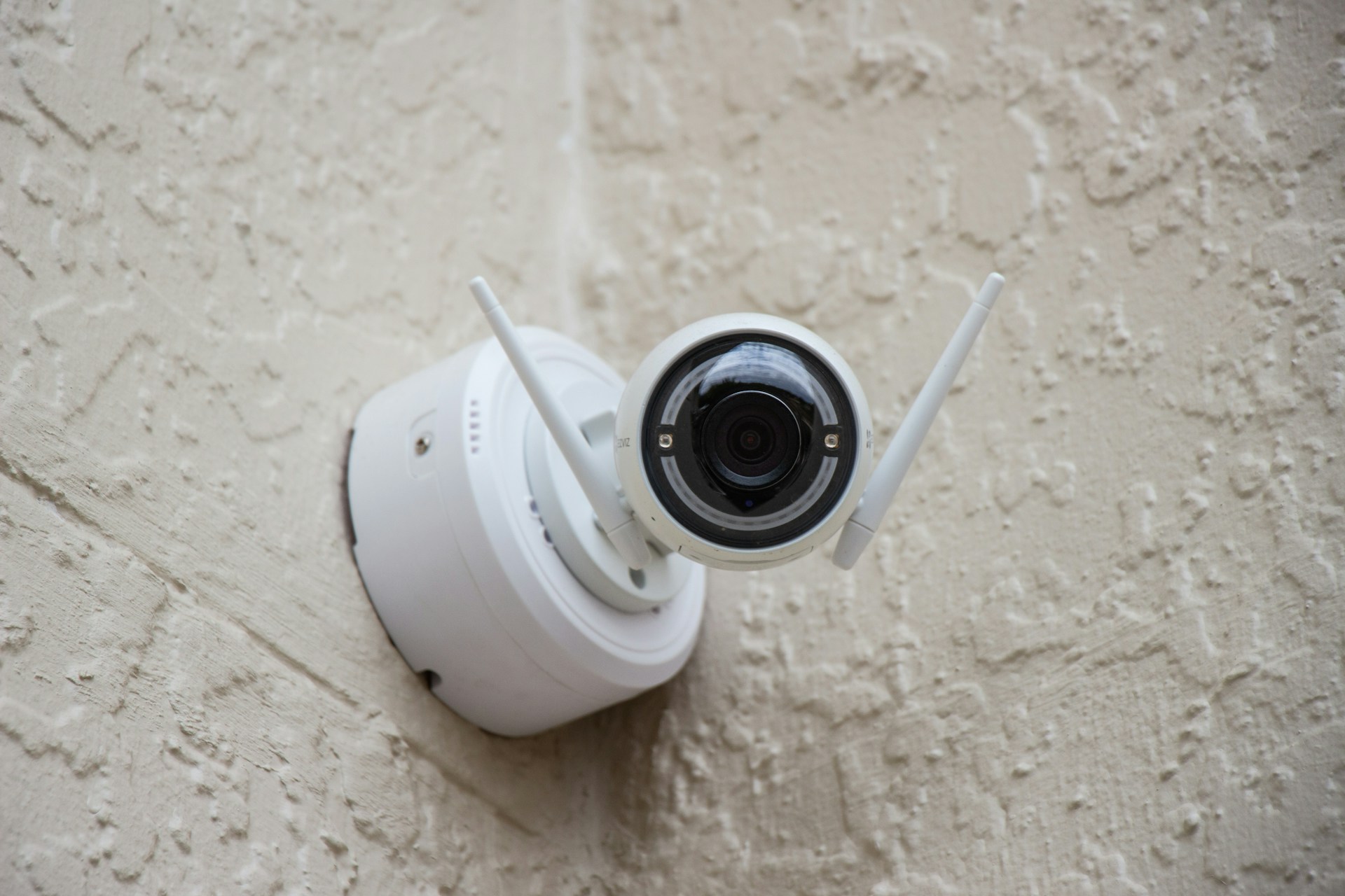 Una cámara de seguridad montada en la pared | Fuente: Unsplash