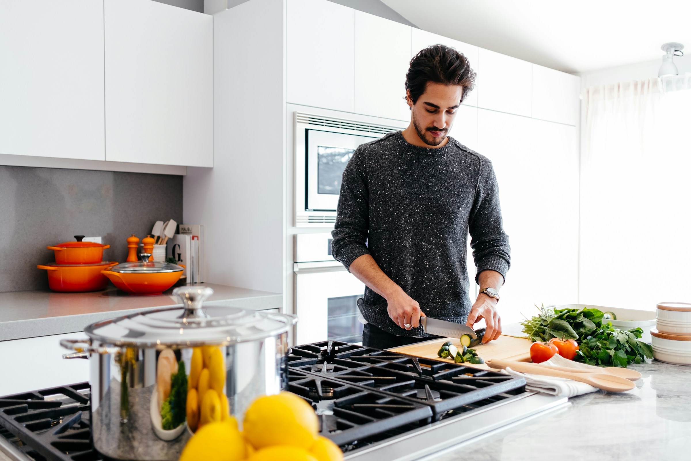 Un hombre cortando verduras | Foto: Unsplash