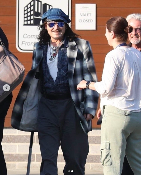 Johnny Depp visto con un bastón de paseo publicado el 30 de julio de 2023 | Foto: Instagram/justjared