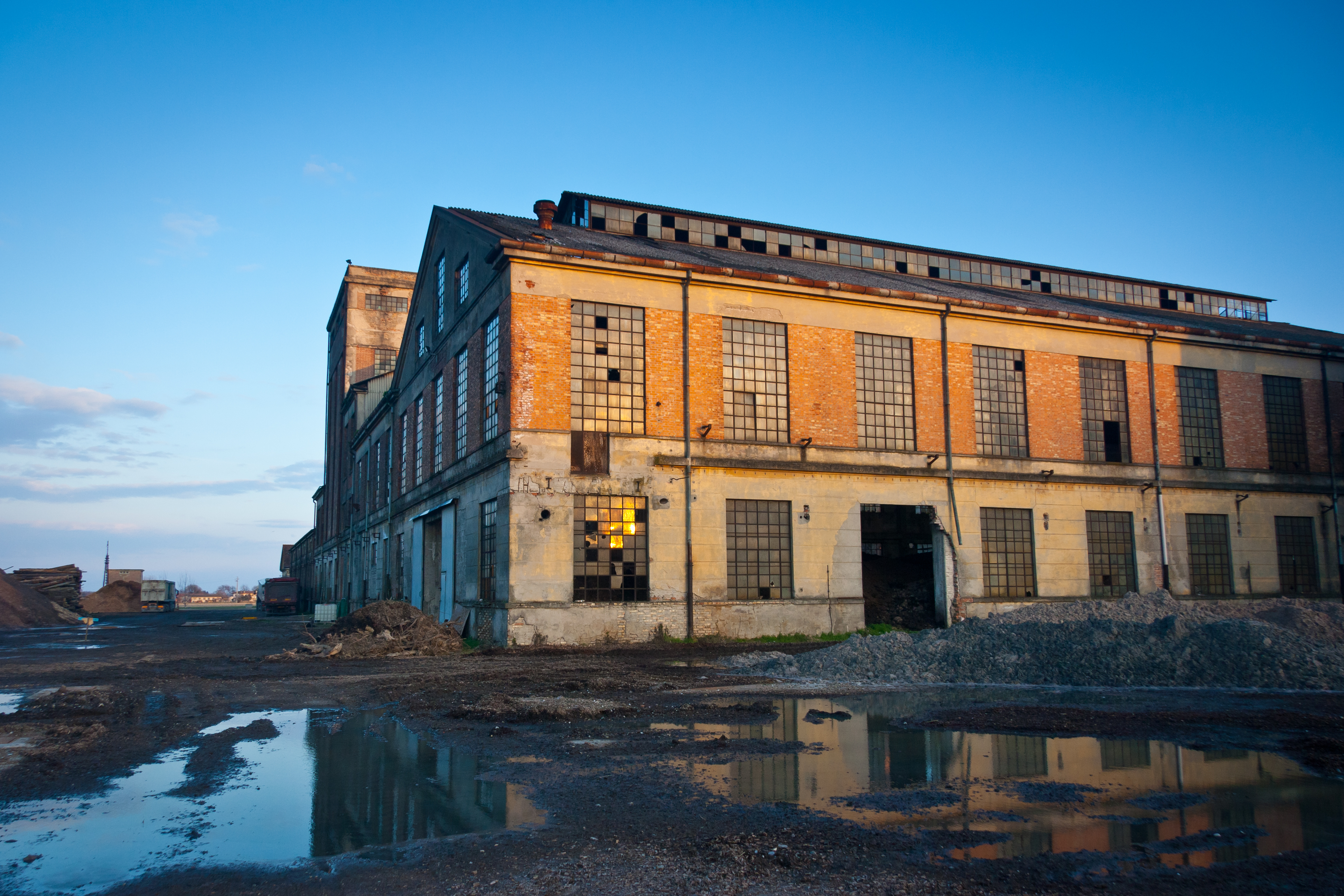 Planta industrial abandonada al atardecer. | Fuente: Shutterstock
