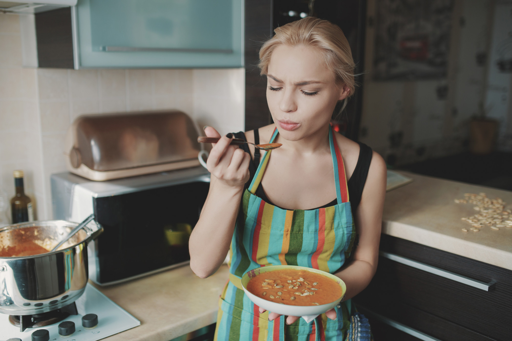 Una mujer a punto de degustar un plato preparado por ella | Fuente: Freepik