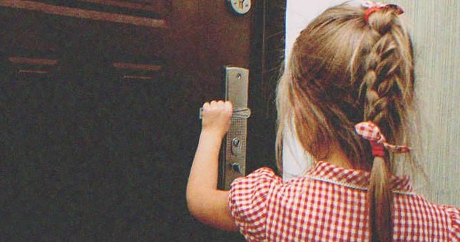 Niña tocando la manilla de una puerta. | Foto: Shutterstock