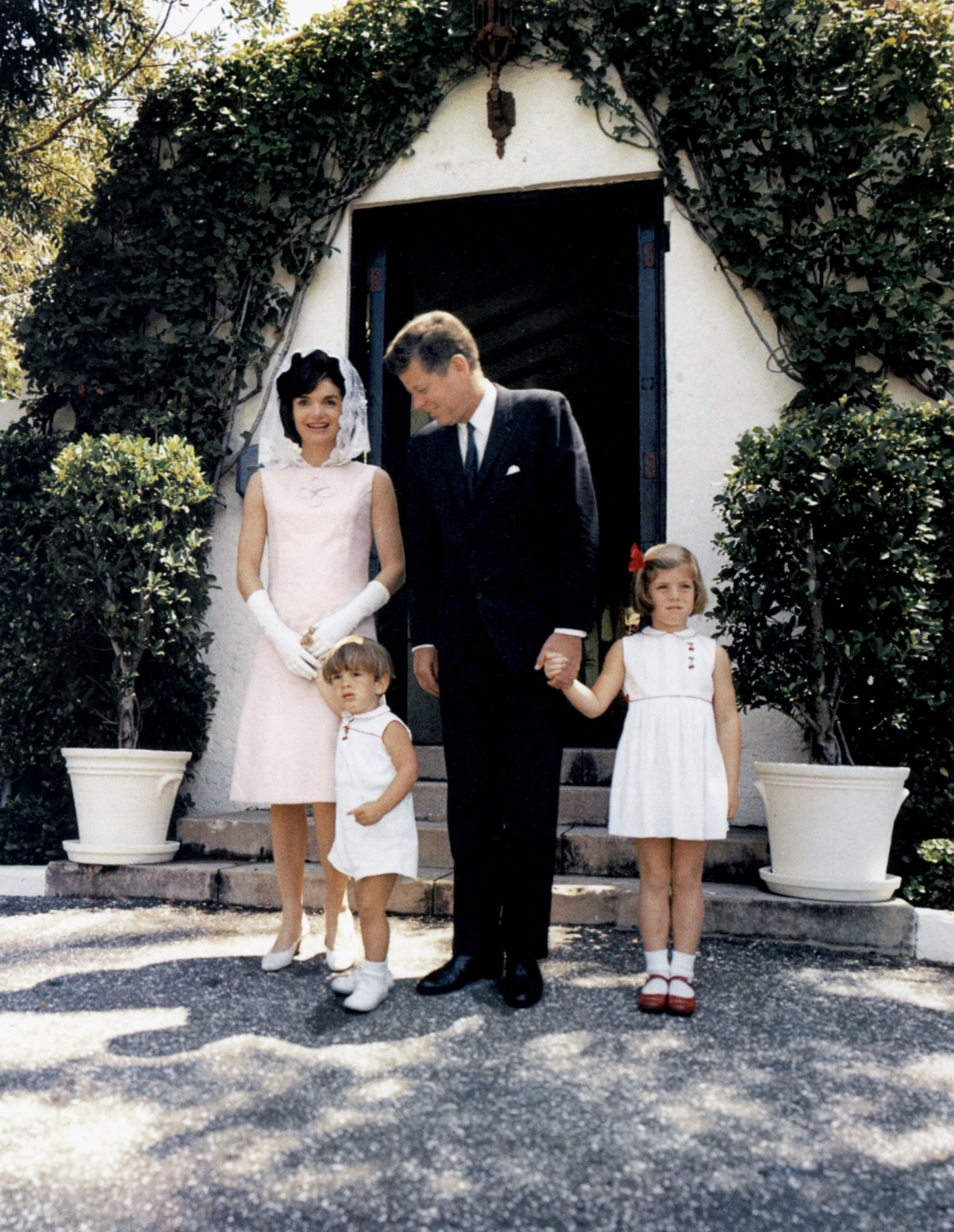 El expresidente John F. Kennedy y la Primera Dama Jackie Kennedy fotografiados con sus hijos, John Jr. y Caroline, en Palm Beach, Florida, el 14 de abril de 1963. | Fuente: Getty Images