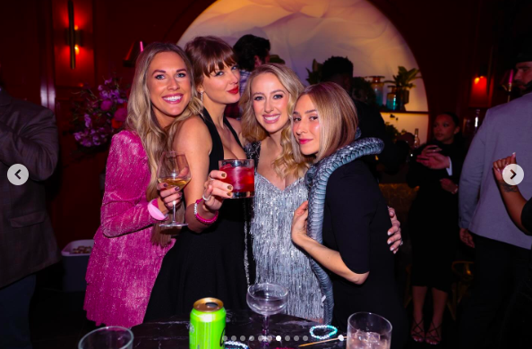 Lyndsay Bell, Taylor Swift, Brittany Mahomes y Ashley Avignone posando para una foto en la fiesta, publicada el 19 de diciembre de 2024 | Fuente: Instagram/ashavignone