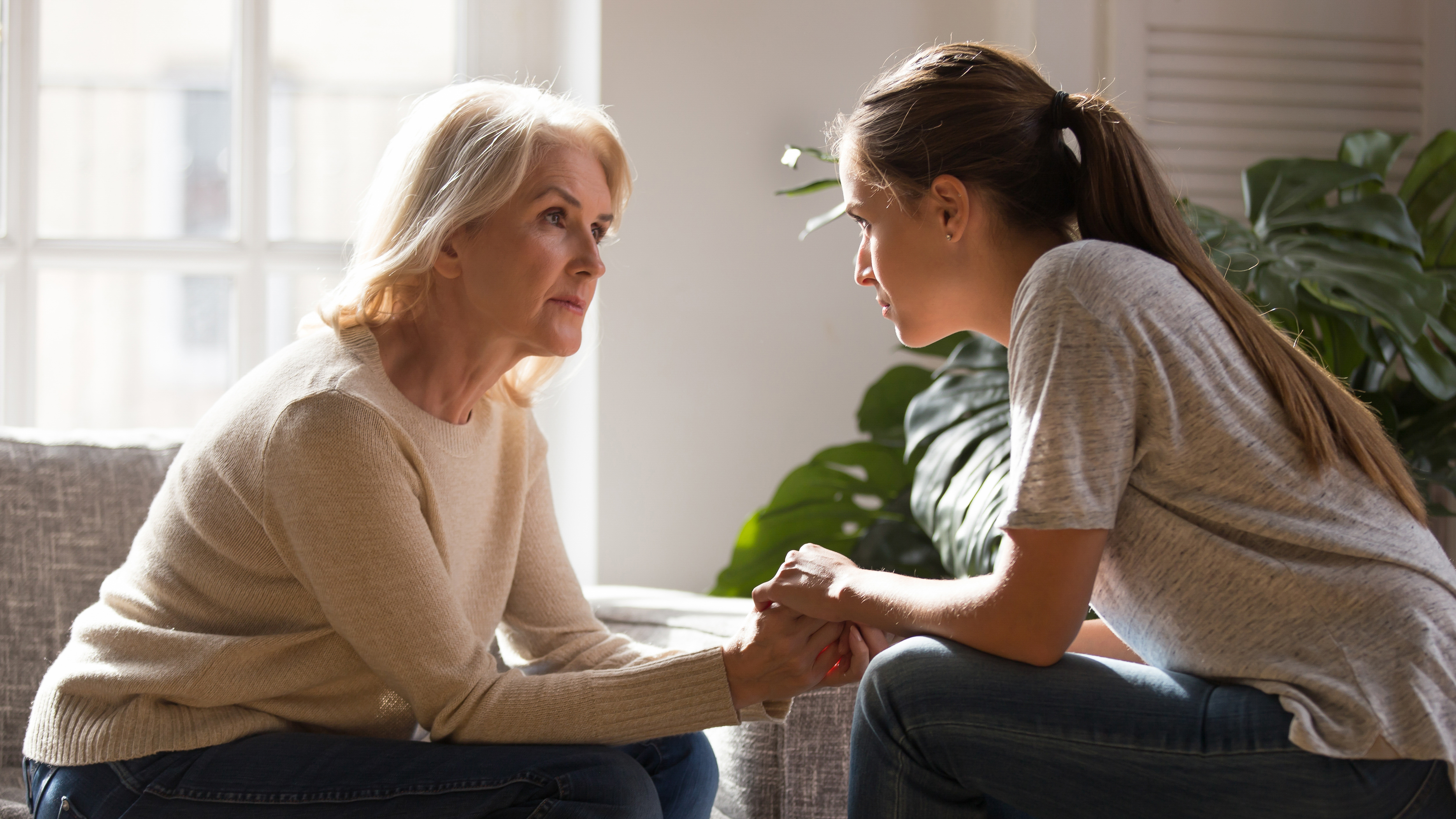 Mamá e hija manteniendo una conversación sincera | Fuente: Shutterrstock