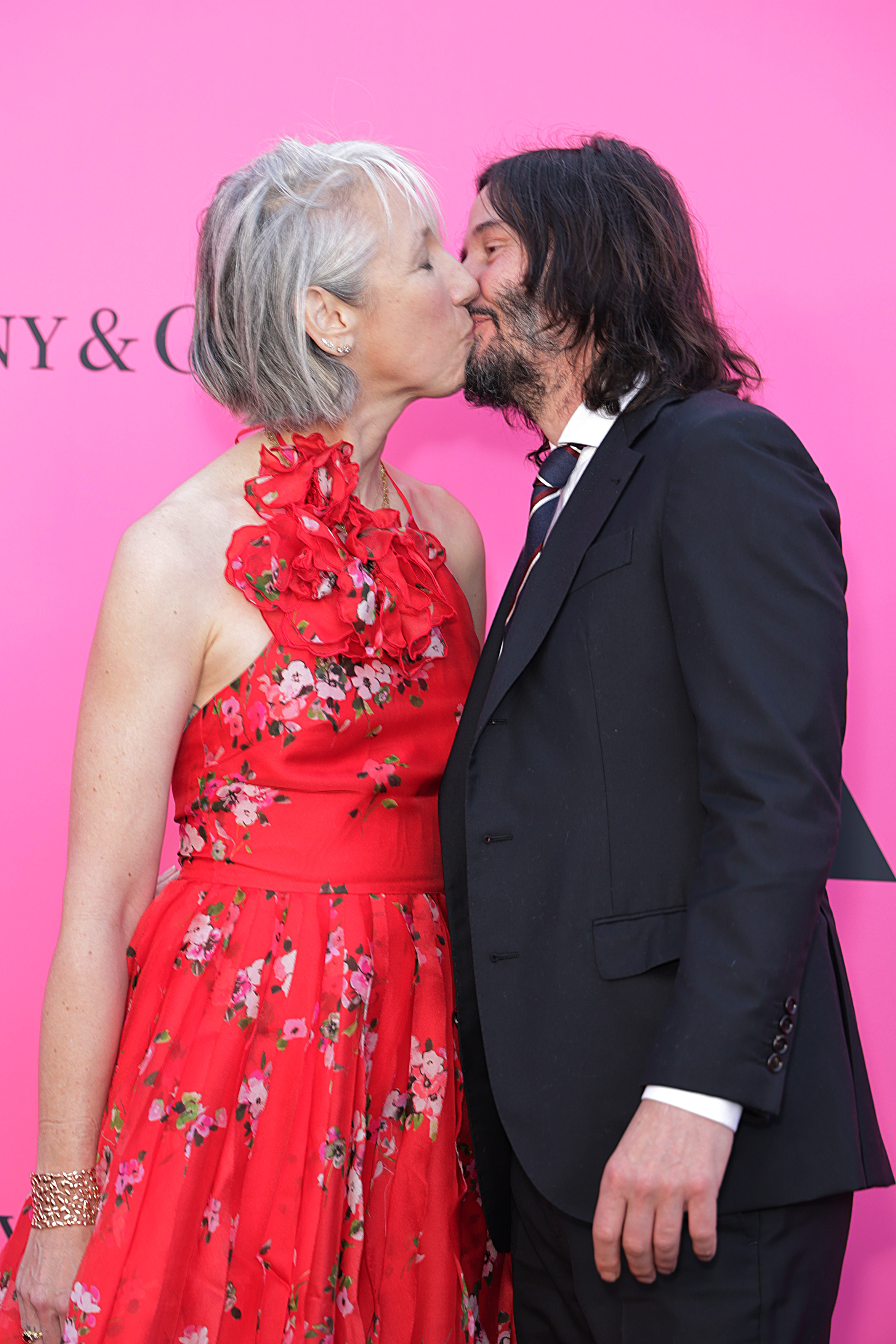 Keanu Reeves y Alexandra Grant asisten juntos a la Gala MOCA el 15 de abril de 202, en California | Foto: Getty Images