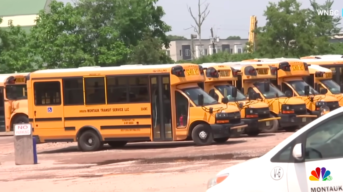 Una captura de pantalla de los autobuses escolares amarillos que operan bajo Montauk Transit publicado el 21 de julio de 2023 | Foto: YouTube/NBC News