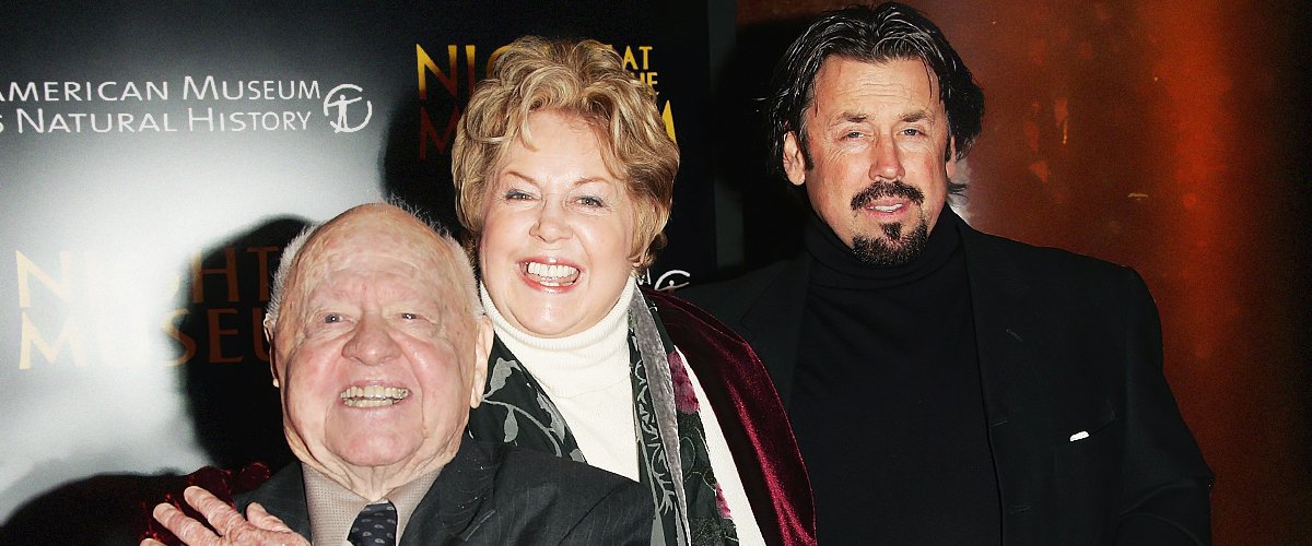 Mickey Rooney, su esposa Jan Chamberlin y su hijastro Chris Aber, el 17 de diciembre de 2006 en Nueva York. | Foto: Getty Images