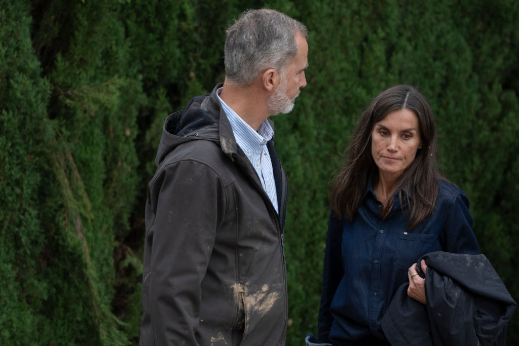 Reyes de España Felipe y Letizia, embarrados tras los ataques en Paiporta. | Foto: Getty Images