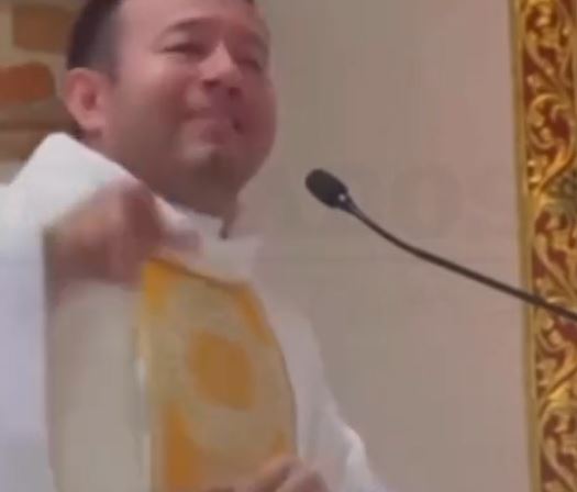 Imagen del sacerdote dando su sermón | Fuente: Instagram/en_el_ruedo_