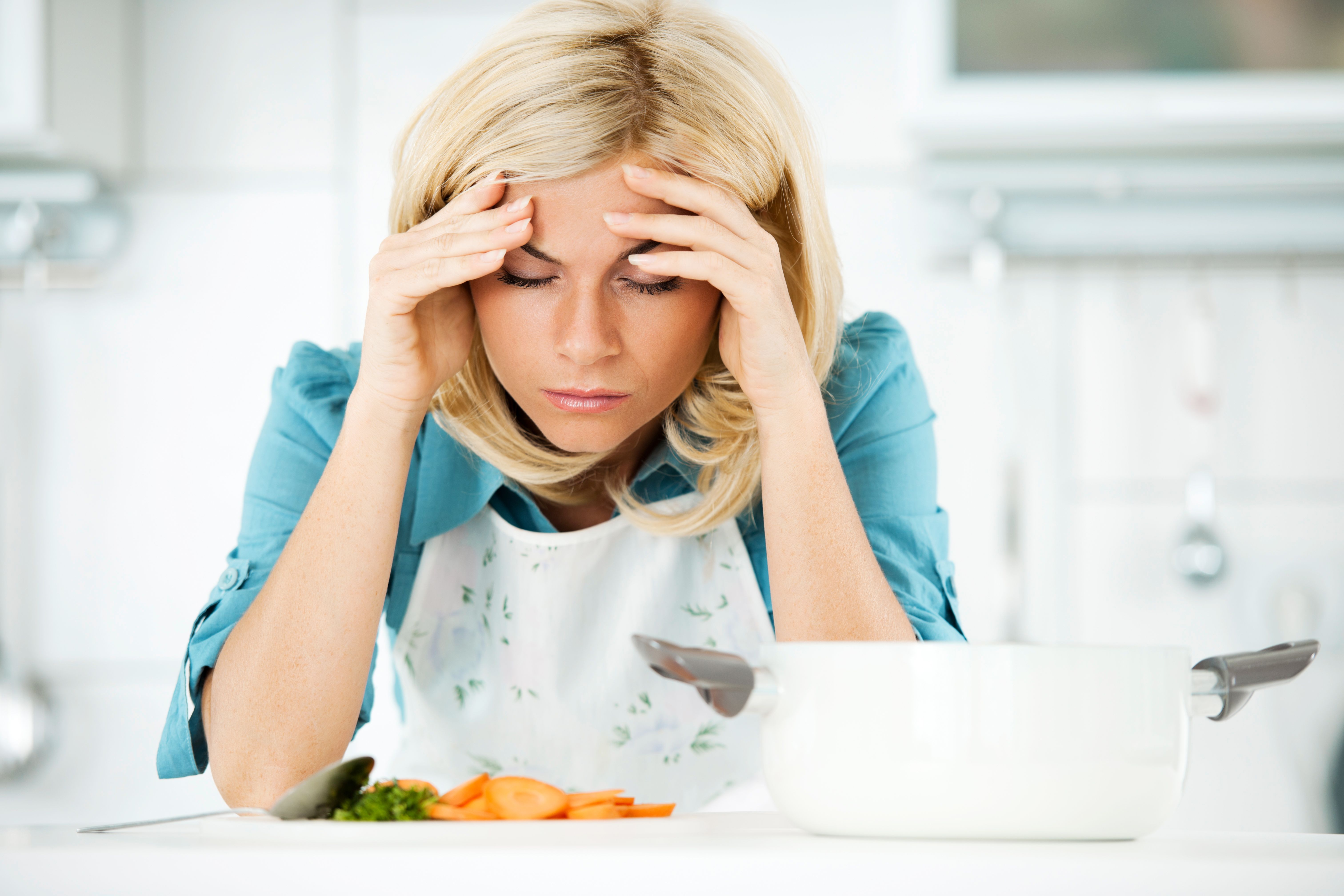 Mujer frustrada en una cocina | Foto: Getty Images