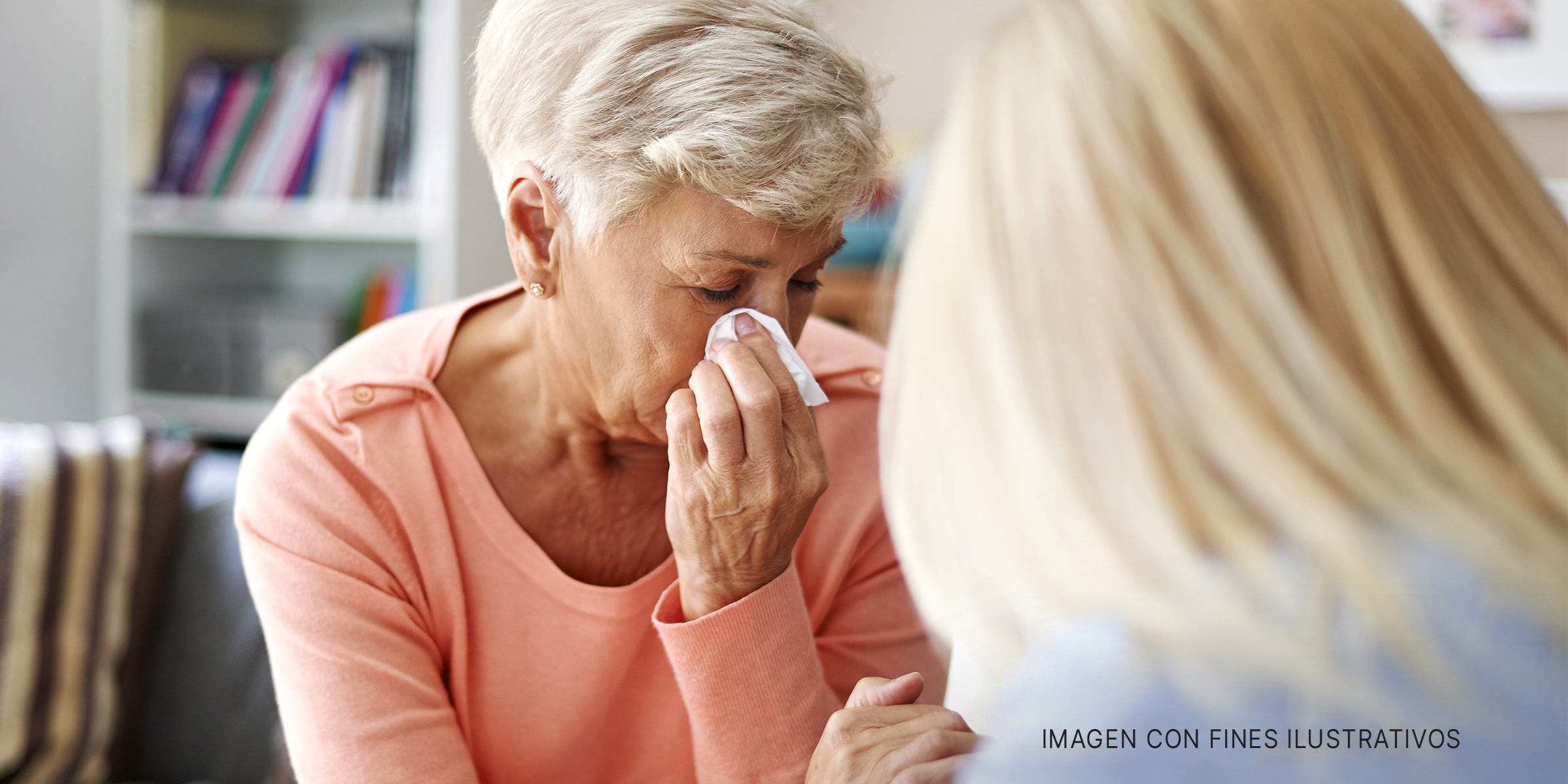 Una mujer consuela a su madre mayor que llora | Foto: Shutterstock