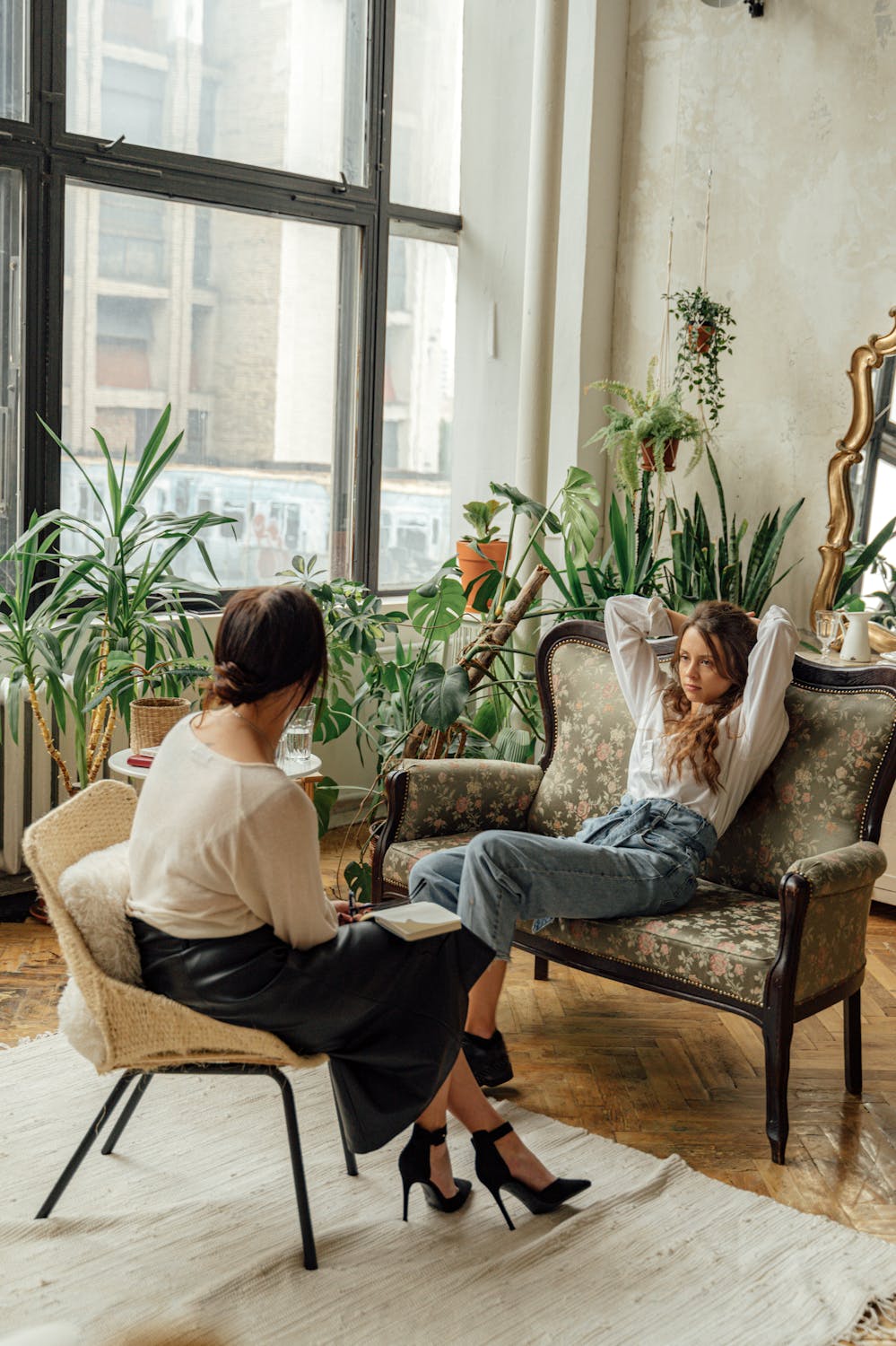 Dos mujeres hablando | Fuente: Pexels