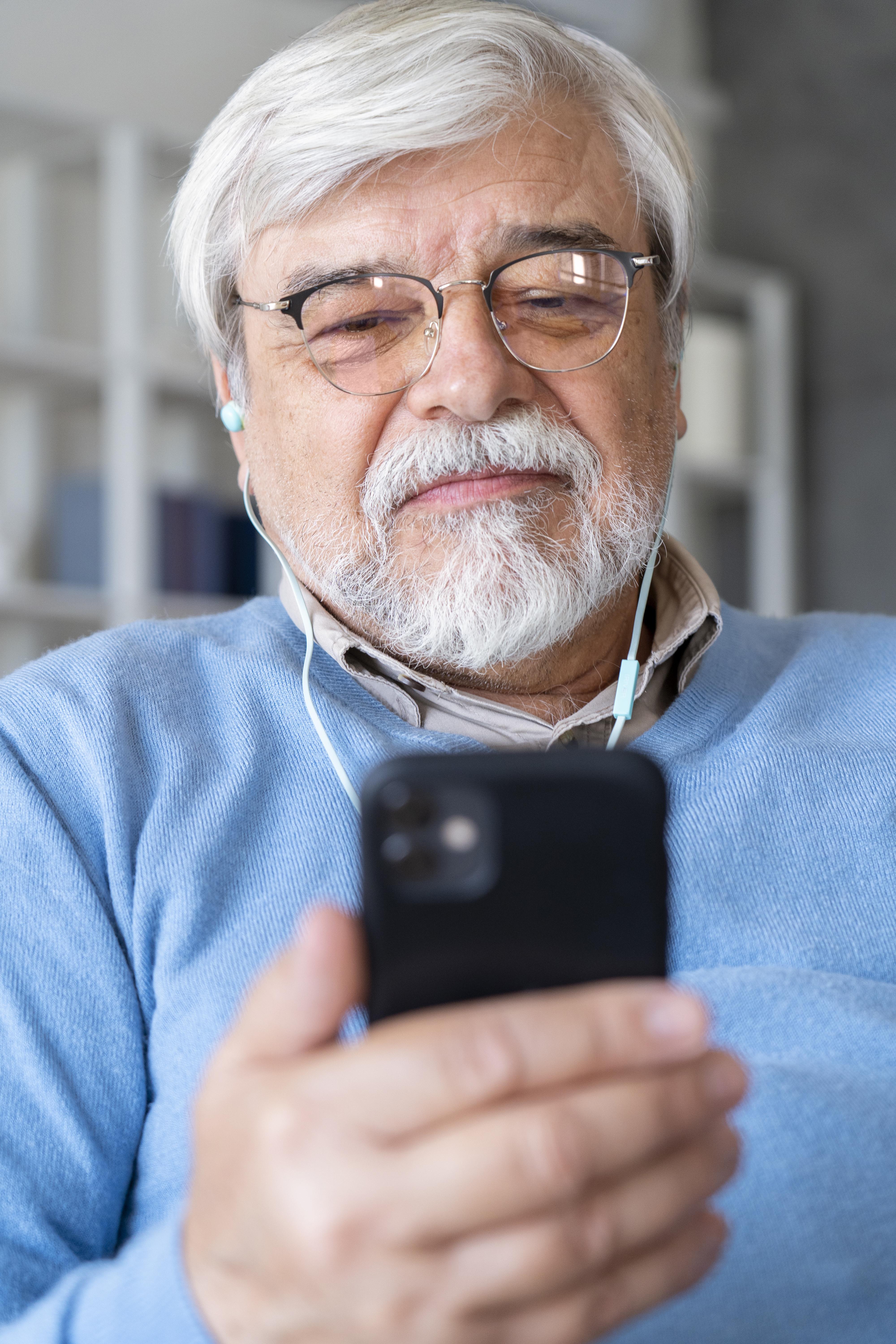 Hombre maduro hablando por teléfono | Fuente: Freepik