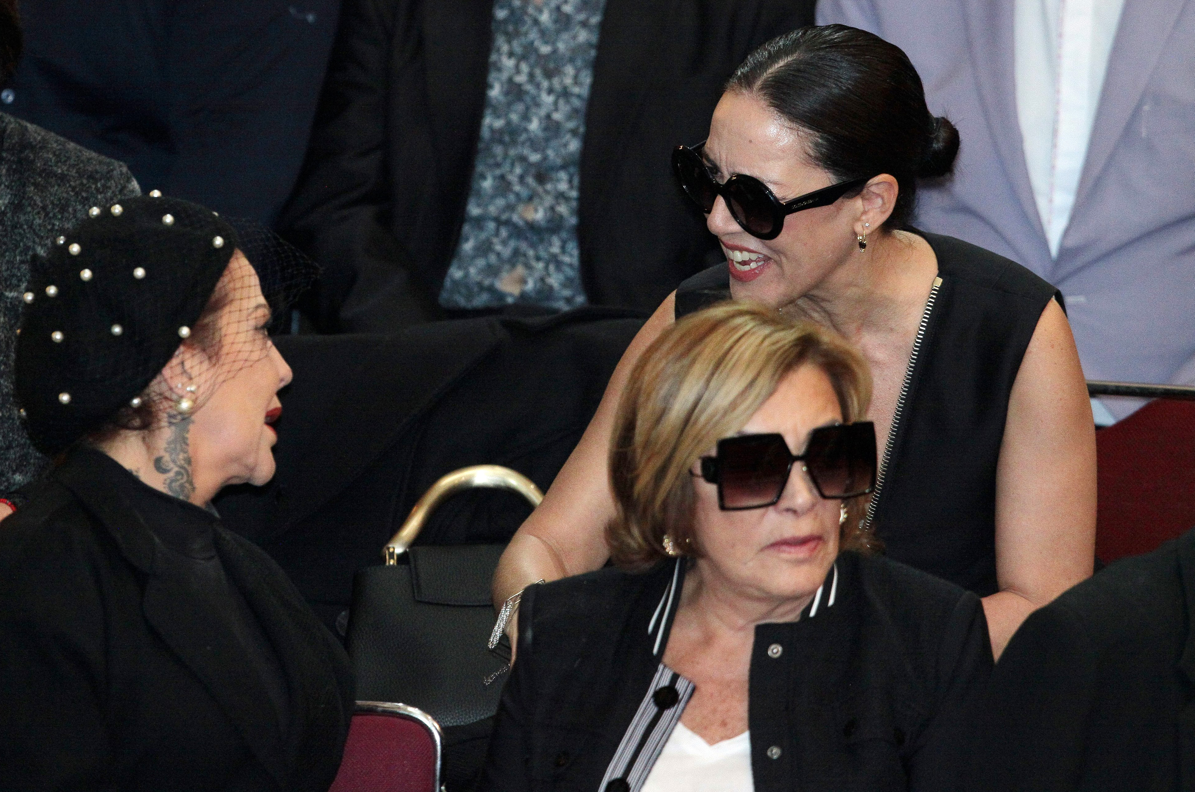 Alejandra Guzmán, Michelle Salas y Silvia Pasquel asisten a la ceremonia fúnebre de la actriz y leyenda del cine Silvia Pinal en el Palacio de Bellas Artes el 30 de noviembre de 2024 en la Ciudad de México, México. | Fuente: Getty Images