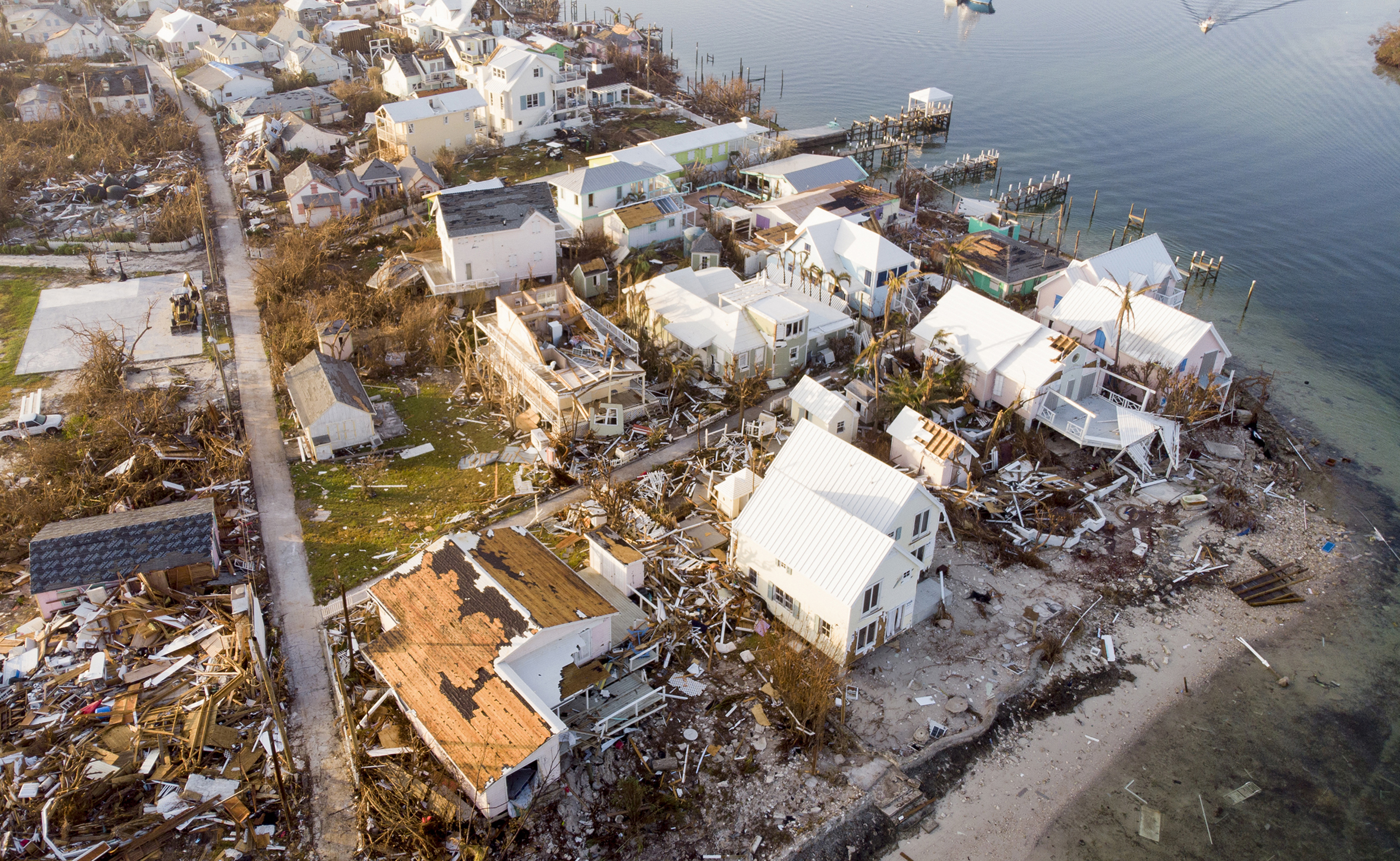La crecida de la marea de tormenta y los vientos con fuerza de huracán pueden dejar a las comunidades costeras completamente arrasadas, arrancando tejados y esparciendo escombros por las costas inundadas. | Fuente: Getty Images