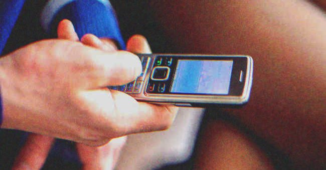 Un hombre con un teléfono celular en su mano. | Foto: Shuttertock